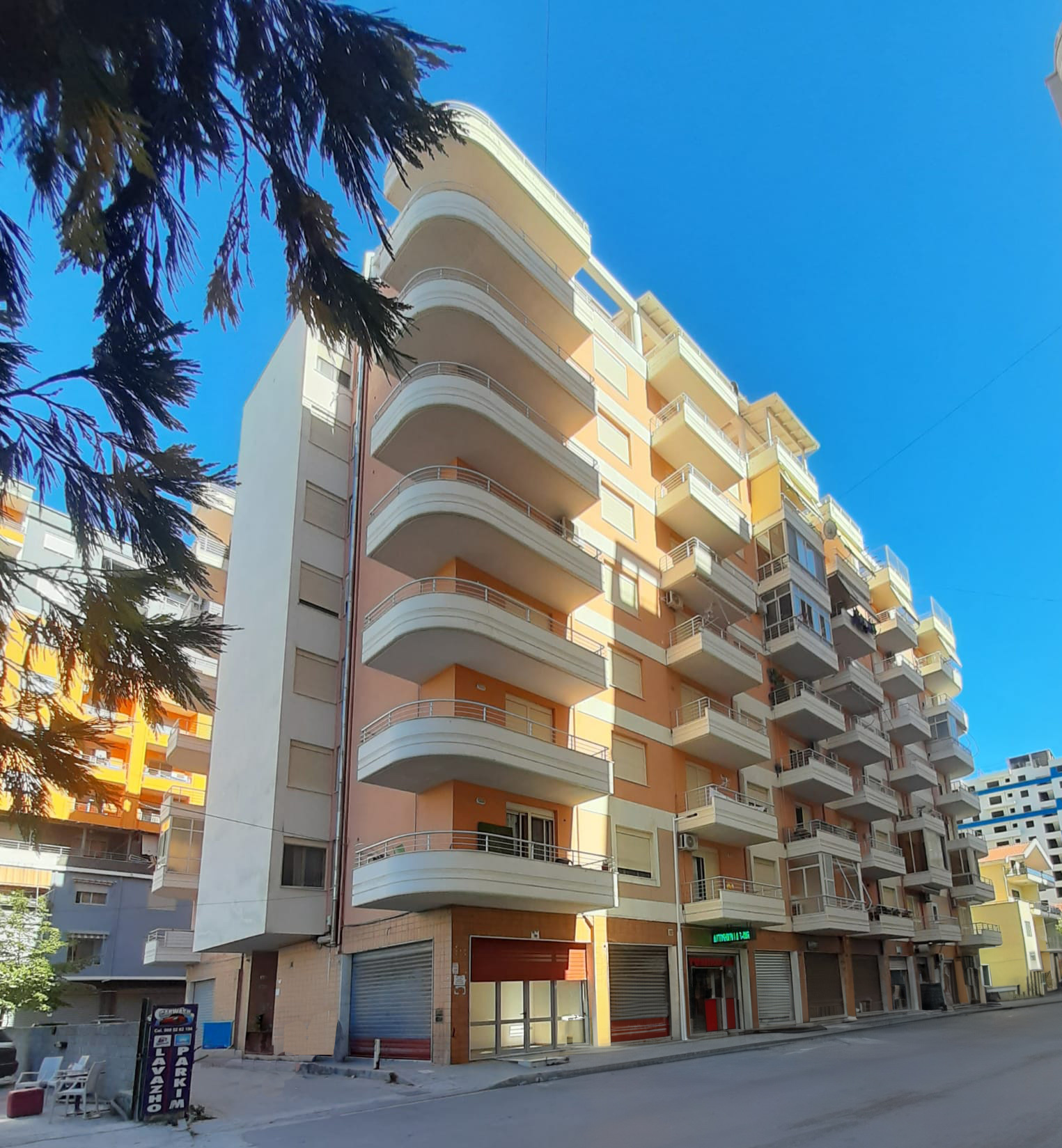 System.Collections.Generic.List`1[BluePillow.Application.SearchEngine.Dto.PhotoDto]?.ElementAt(1)?.Caption