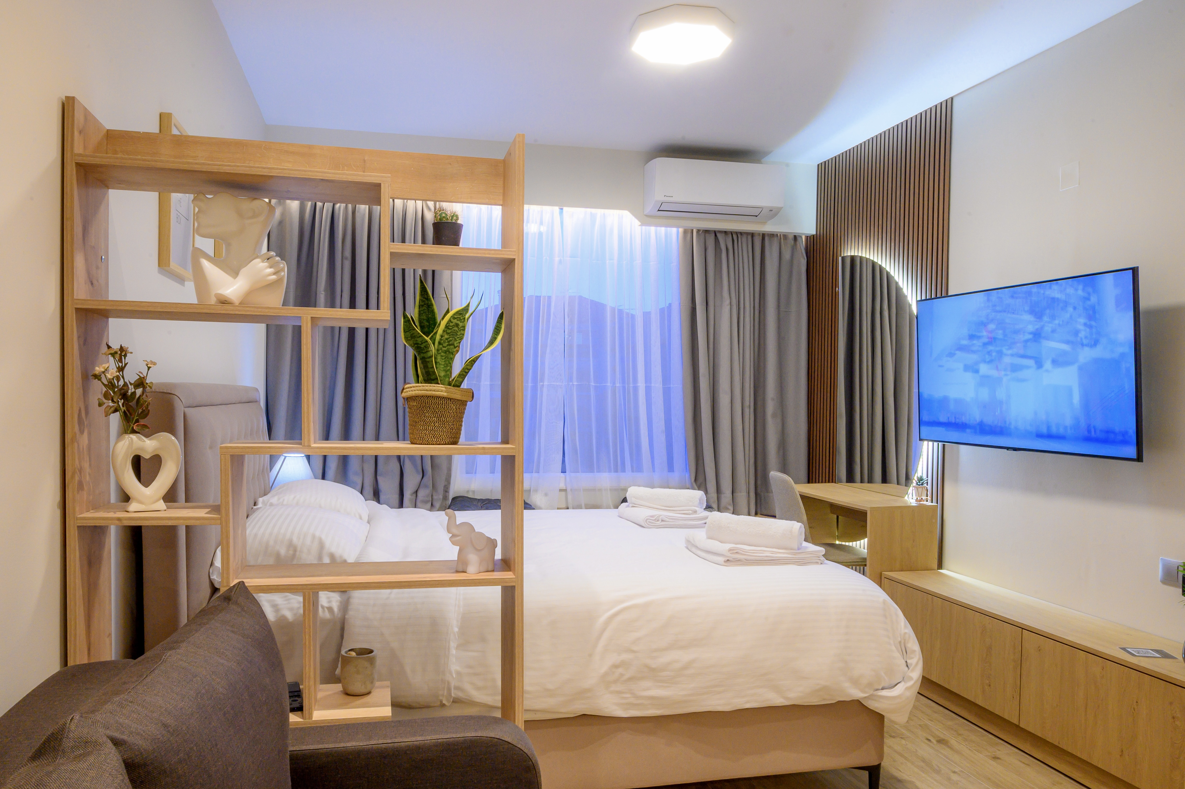 System.Collections.Generic.List`1[BluePillow.Application.SearchEngine.Dto.PhotoDto]?.ElementAt(0)?.Caption