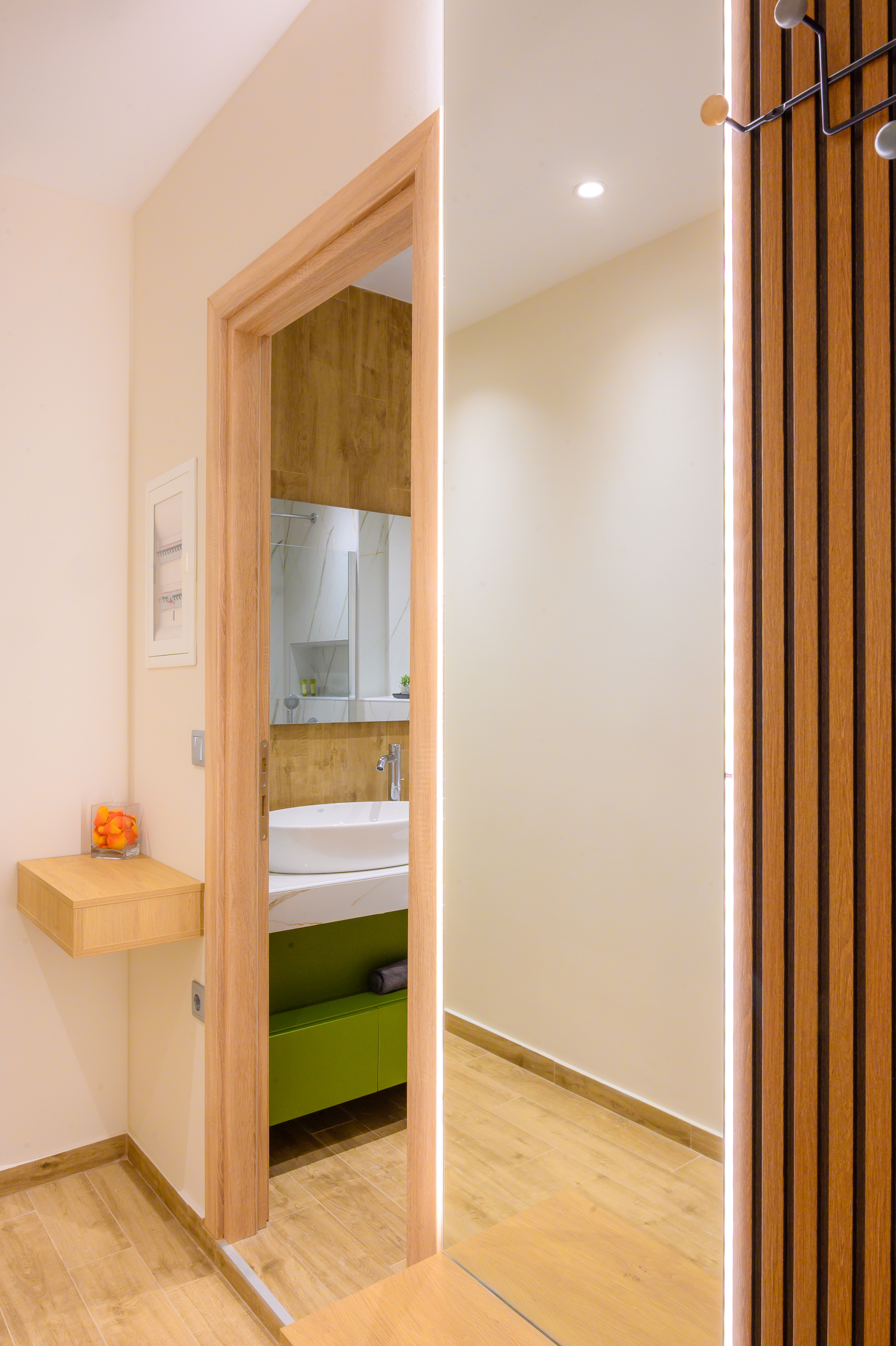 System.Collections.Generic.List`1[BluePillow.Application.SearchEngine.Dto.PhotoDto]?.ElementAt(2)?.Caption