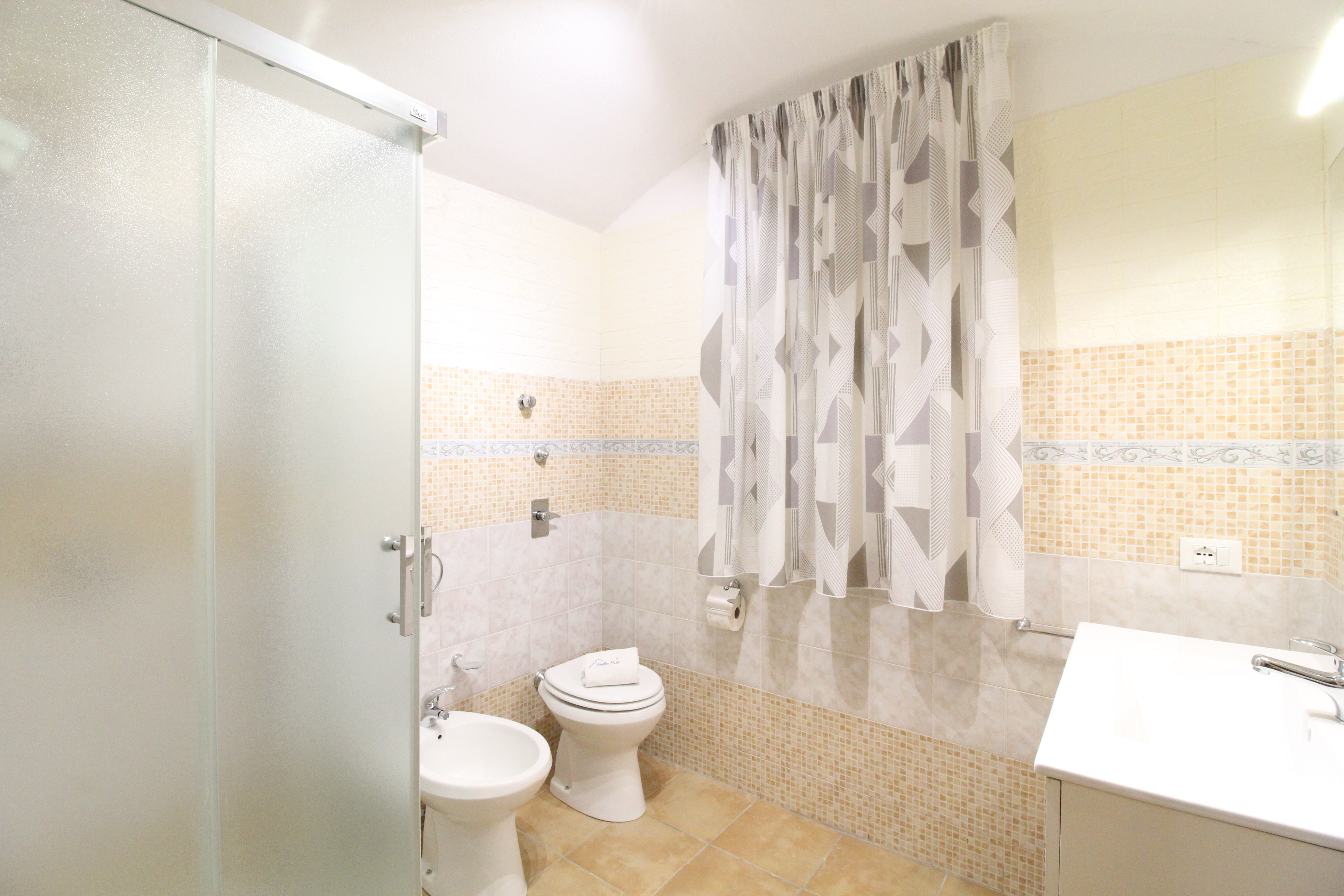 System.Collections.Generic.List`1[BluePillow.Application.SearchEngine.Dto.PhotoDto]?.ElementAt(1)?.Caption