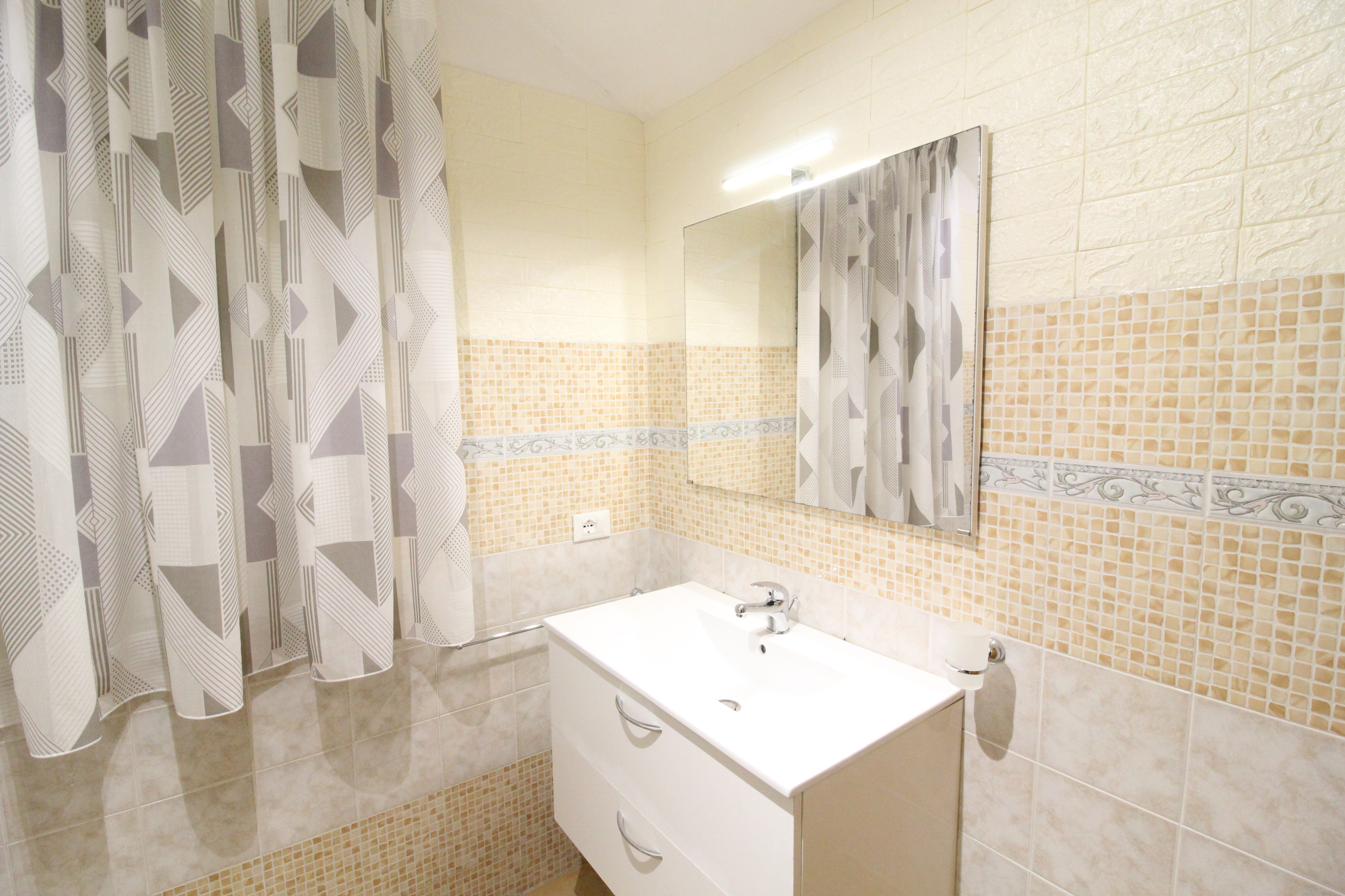 System.Collections.Generic.List`1[BluePillow.Application.SearchEngine.Dto.PhotoDto]?.ElementAt(2)?.Caption