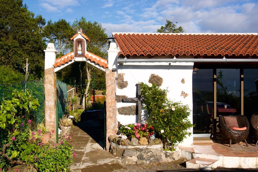 System.Collections.Generic.List`1[BluePillow.Application.SearchEngine.Dto.PhotoDto]?.ElementAt(1)?.Caption