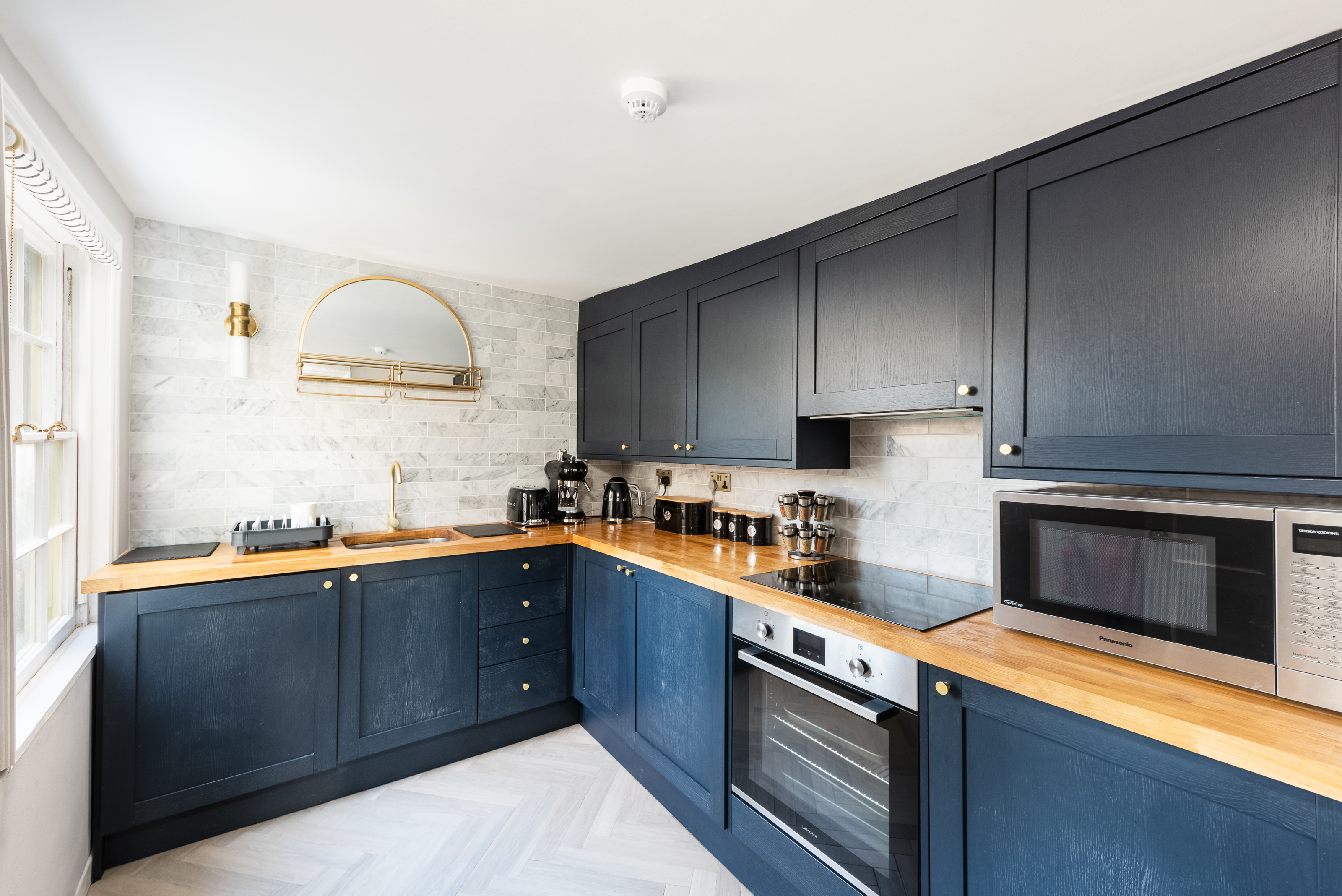 System.Collections.Generic.List`1[BluePillow.Application.SearchEngine.Dto.PhotoDto]?.ElementAt(3)?.Caption