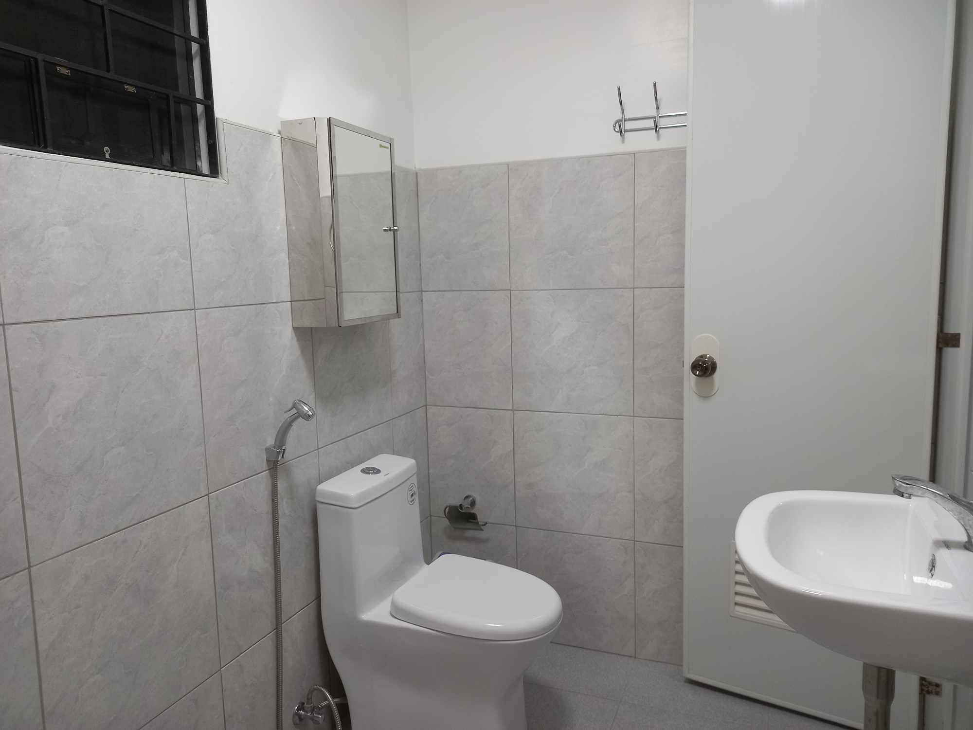 System.Collections.Generic.List`1[BluePillow.Application.SearchEngine.Dto.PhotoDto]?.ElementAt(3)?.Caption