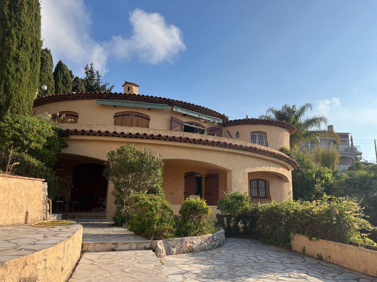 System.Collections.Generic.List`1[BluePillow.Application.SearchEngine.Dto.PhotoDto]?.ElementAt(2)?.Caption