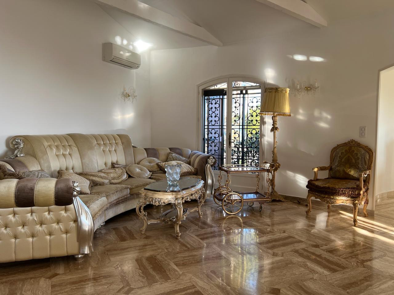 System.Collections.Generic.List`1[BluePillow.Application.SearchEngine.Dto.PhotoDto]?.ElementAt(3)?.Caption