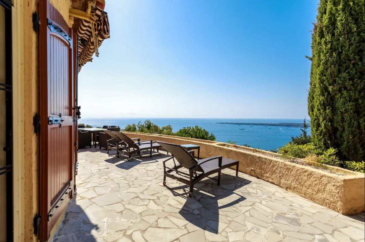 System.Collections.Generic.List`1[BluePillow.Application.SearchEngine.Dto.PhotoDto]?.ElementAt(0)?.Caption