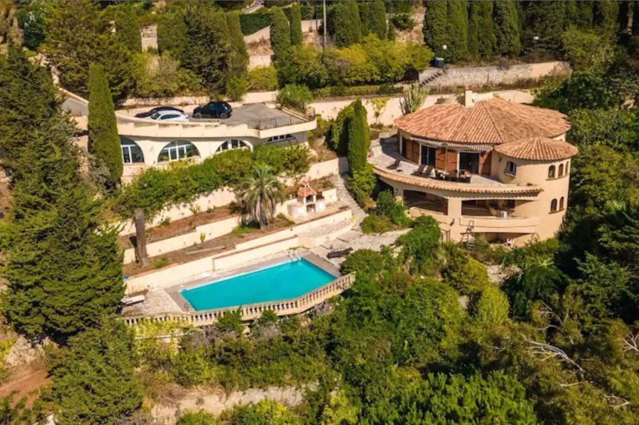 System.Collections.Generic.List`1[BluePillow.Application.SearchEngine.Dto.PhotoDto]?.ElementAt(1)?.Caption