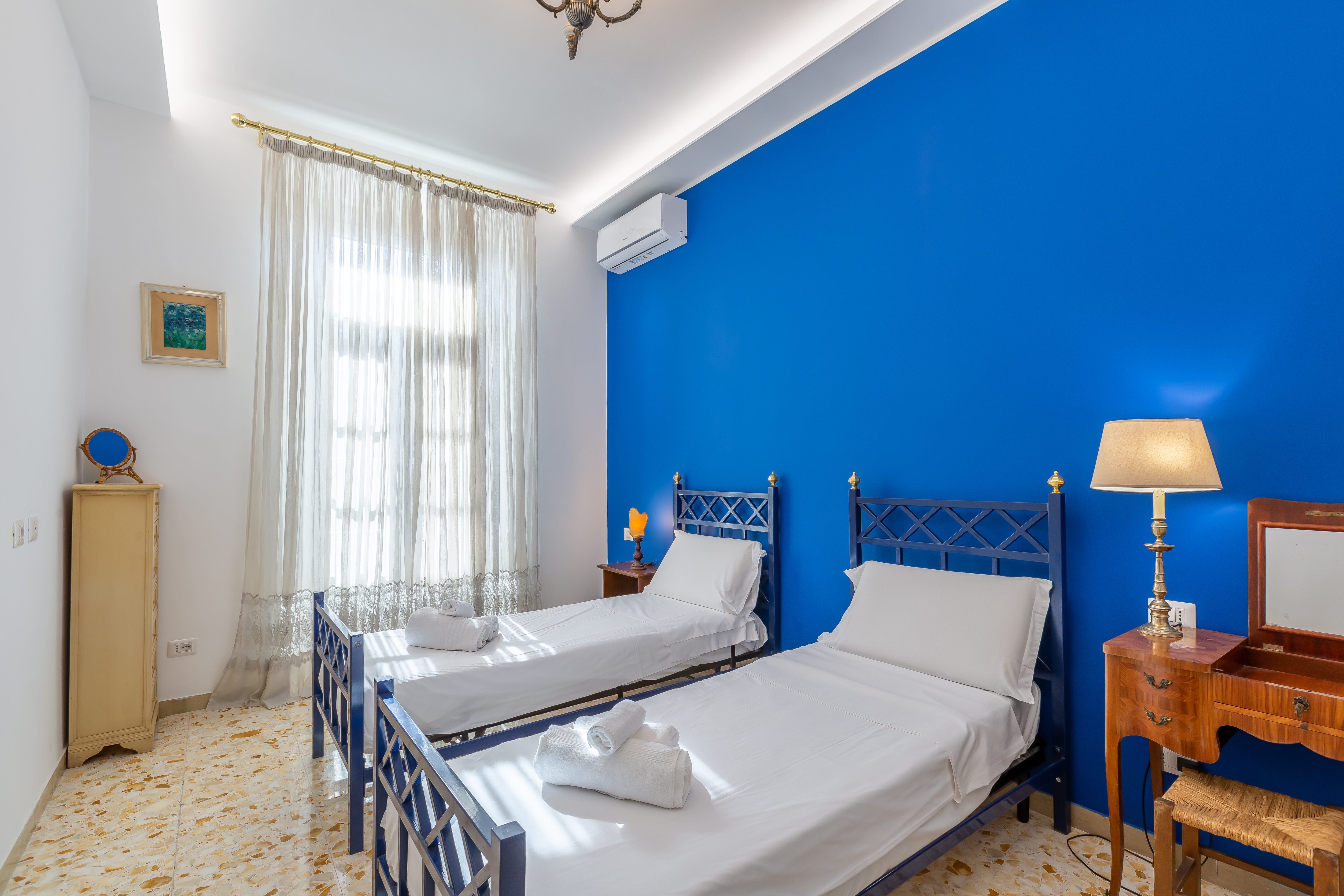 System.Collections.Generic.List`1[BluePillow.Application.SearchEngine.Dto.PhotoDto]?.ElementAt(2)?.Caption