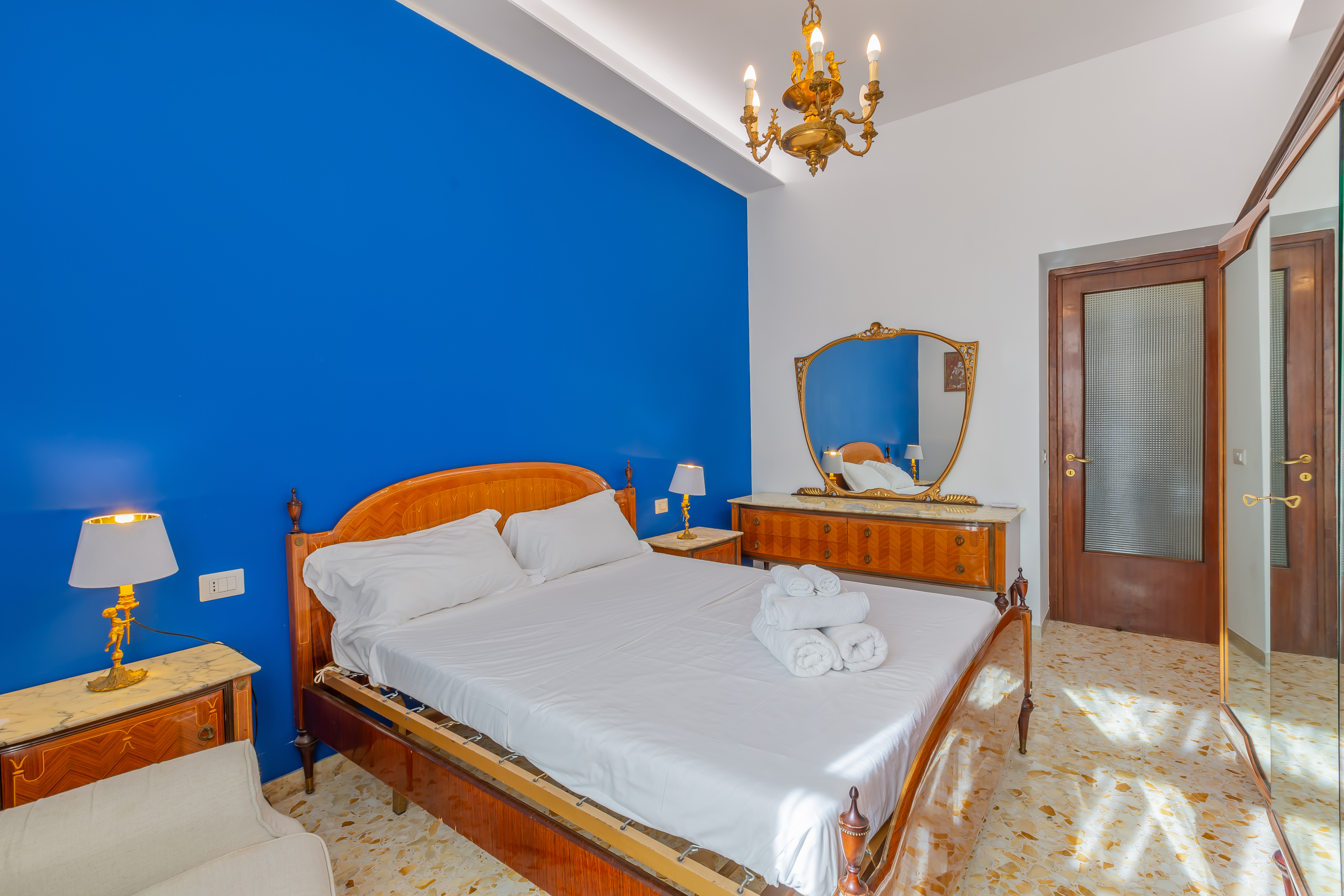 System.Collections.Generic.List`1[BluePillow.Application.SearchEngine.Dto.PhotoDto]?.ElementAt(1)?.Caption