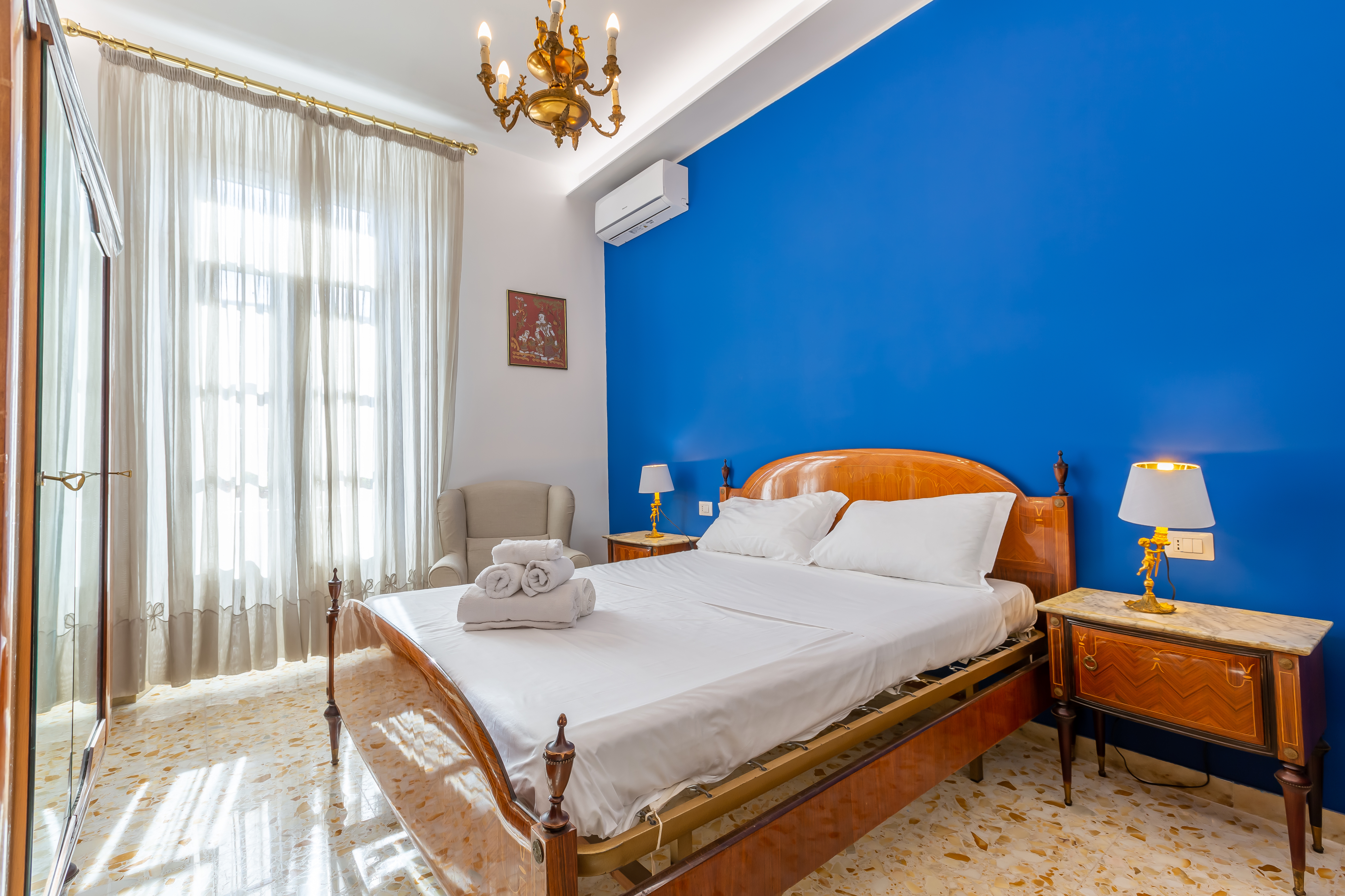 System.Collections.Generic.List`1[BluePillow.Application.SearchEngine.Dto.PhotoDto]?.ElementAt(0)?.Caption