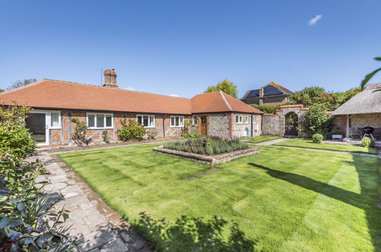 System.Collections.Generic.List`1[BluePillow.Application.SearchEngine.Dto.PhotoDto]?.ElementAt(0)?.Caption