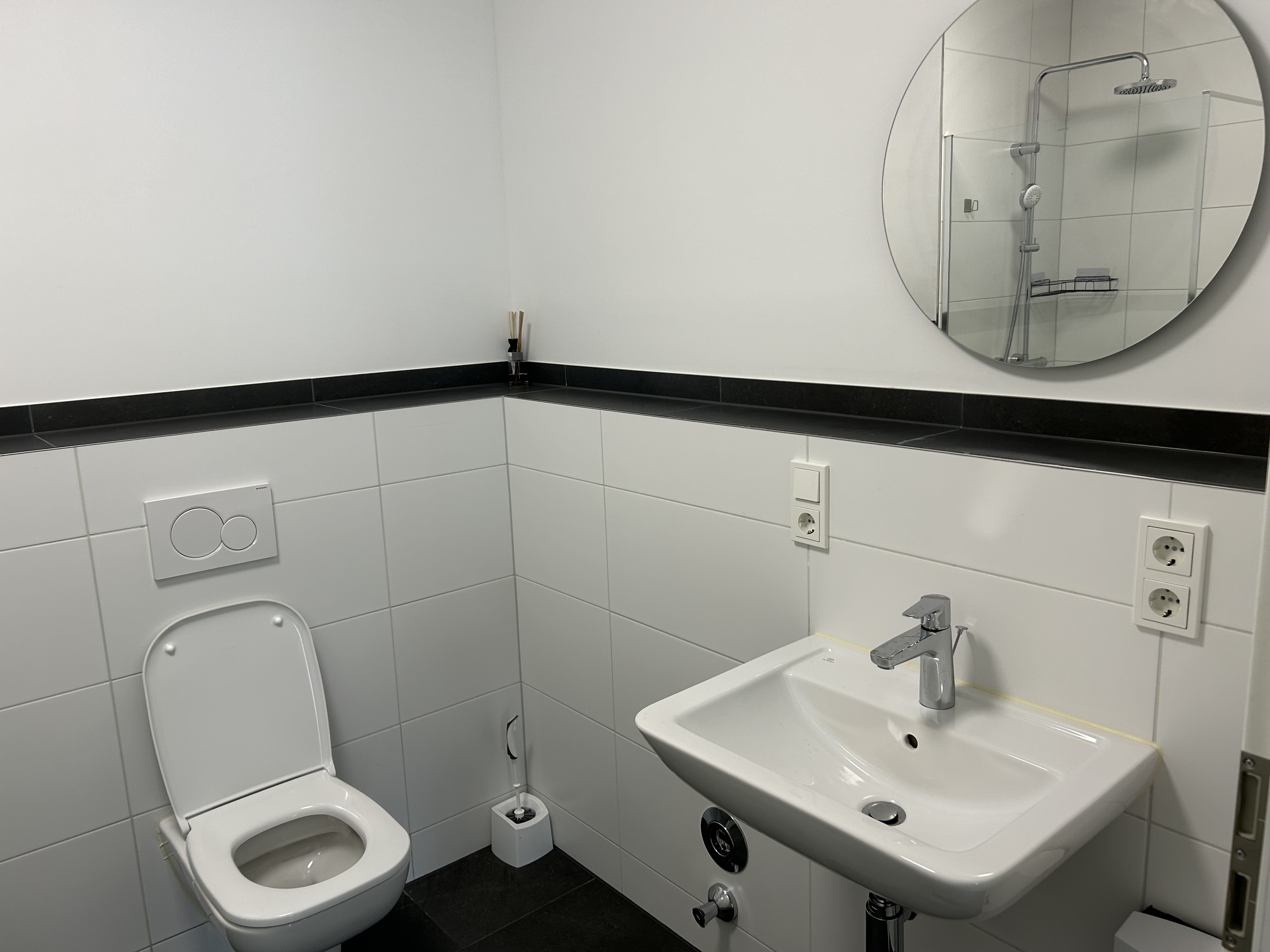 System.Collections.Generic.List`1[BluePillow.Application.SearchEngine.Dto.PhotoDto]?.ElementAt(2)?.Caption