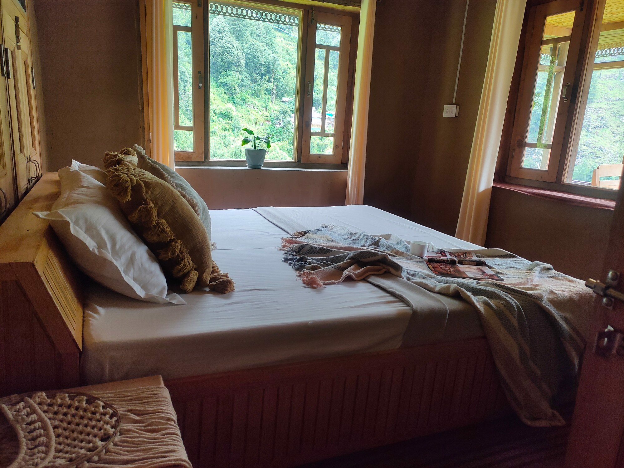 System.Collections.Generic.List`1[BluePillow.Application.SearchEngine.Dto.PhotoDto]?.ElementAt(2)?.Caption