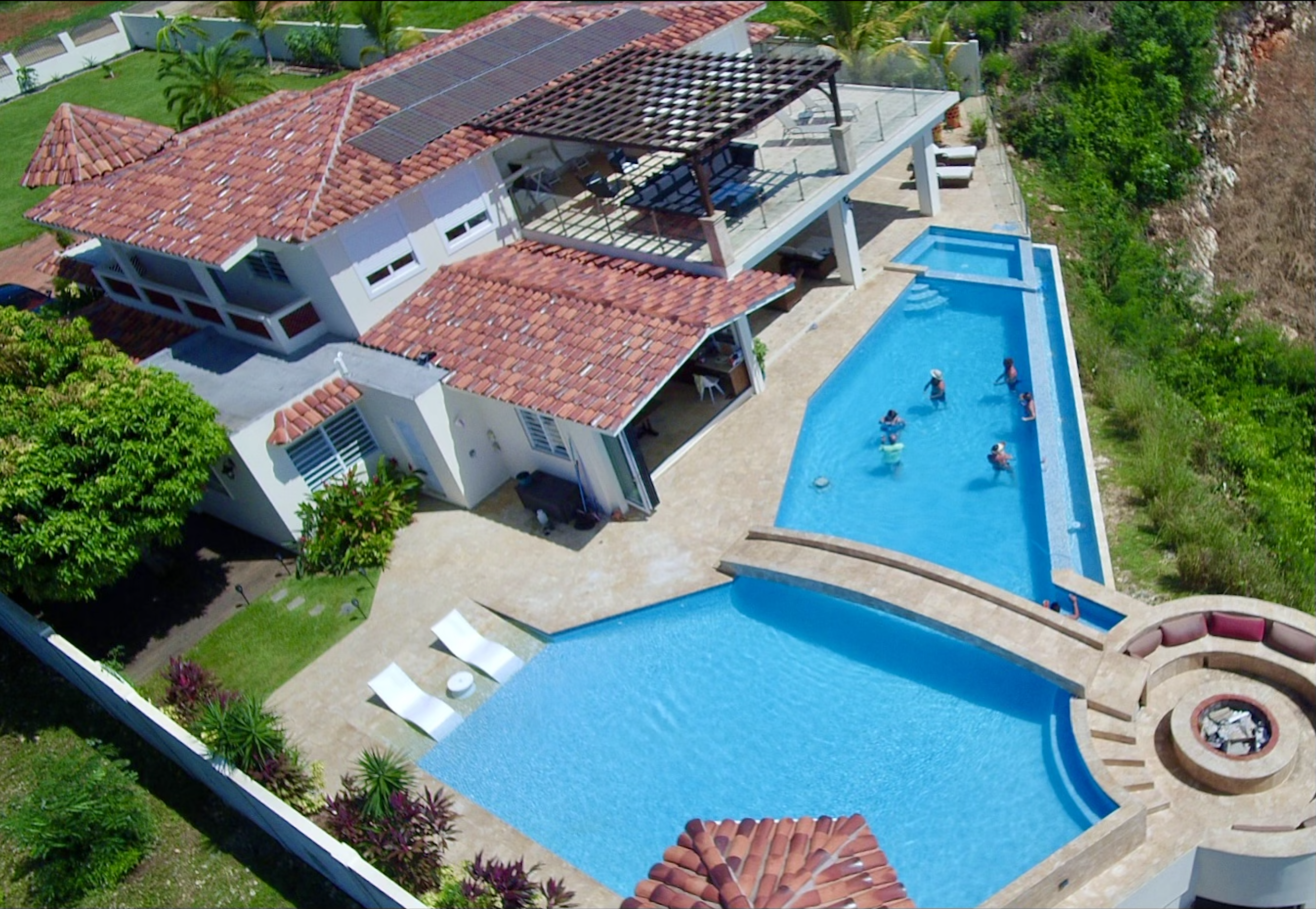 System.Collections.Generic.List`1[BluePillow.Application.SearchEngine.Dto.PhotoDto]?.ElementAt(3)?.Caption