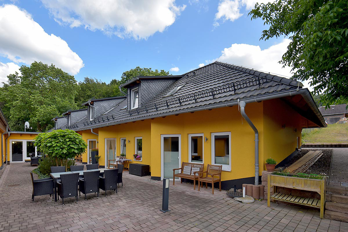 System.Collections.Generic.List`1[BluePillow.Application.SearchEngine.Dto.PhotoDto]?.ElementAt(0)?.Caption