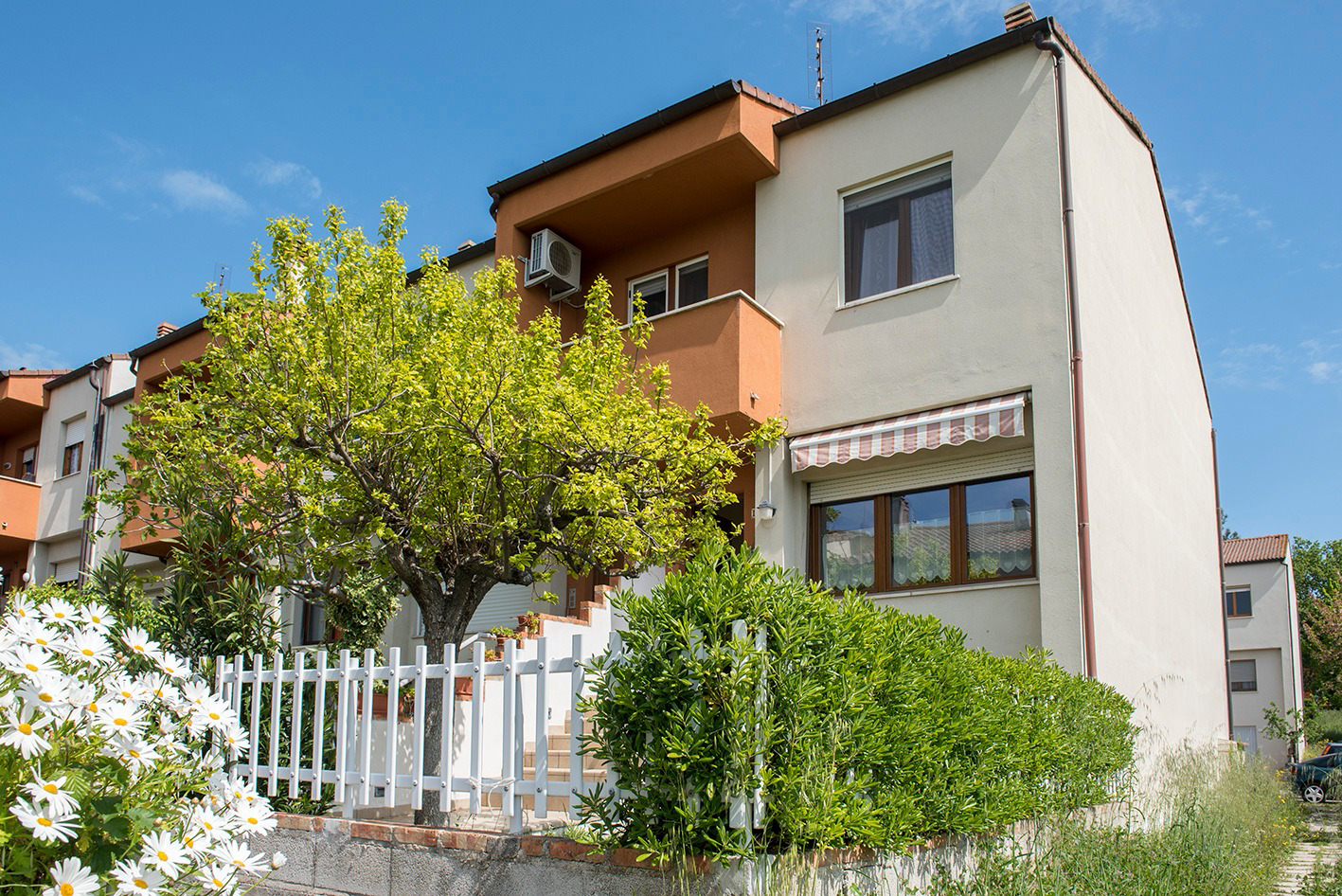 System.Collections.Generic.List`1[BluePillow.Application.SearchEngine.Dto.PhotoDto]?.ElementAt(1)?.Caption