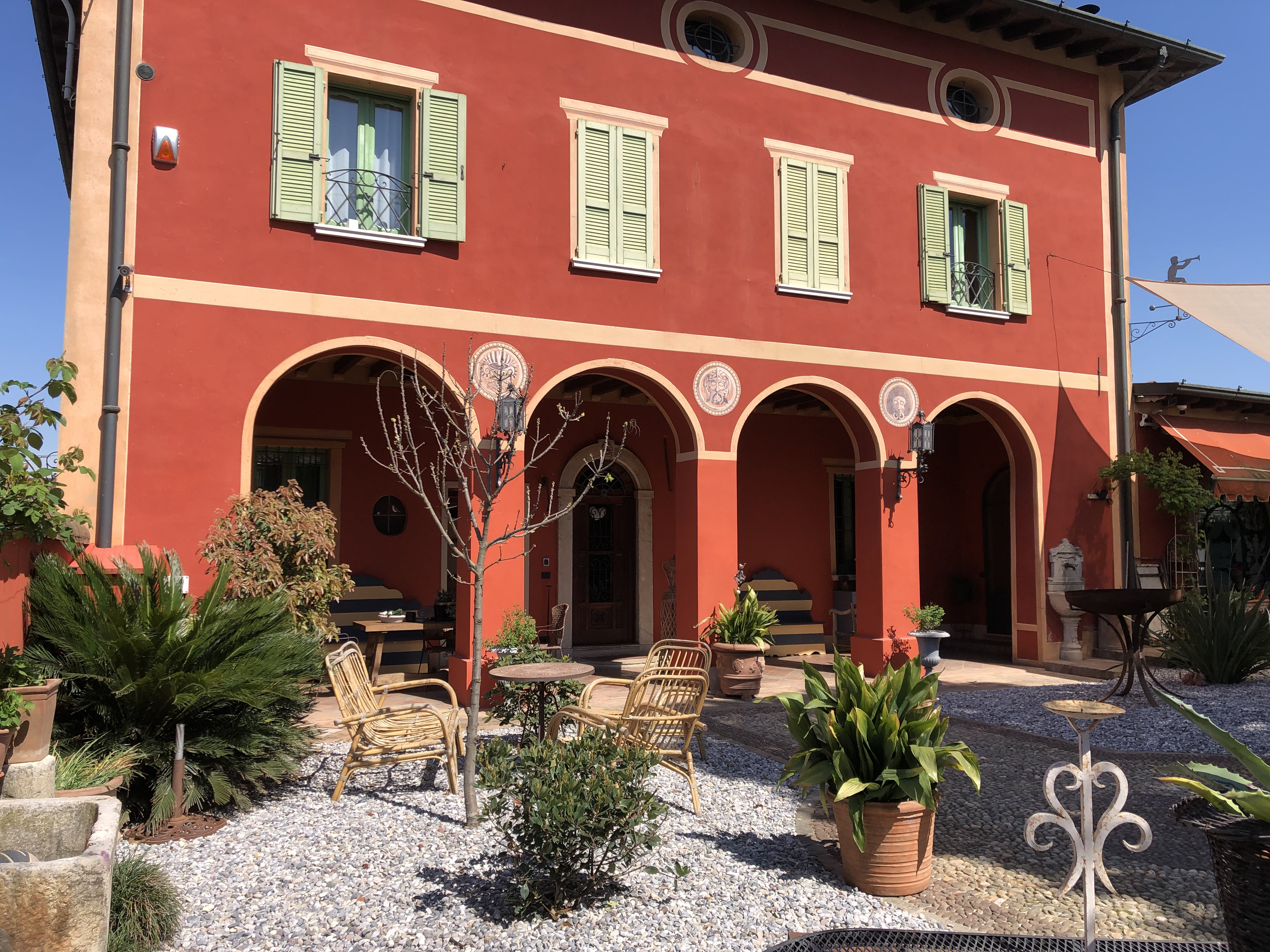 System.Collections.Generic.List`1[BluePillow.Application.SearchEngine.Dto.PhotoDto]?.ElementAt(0)?.Caption