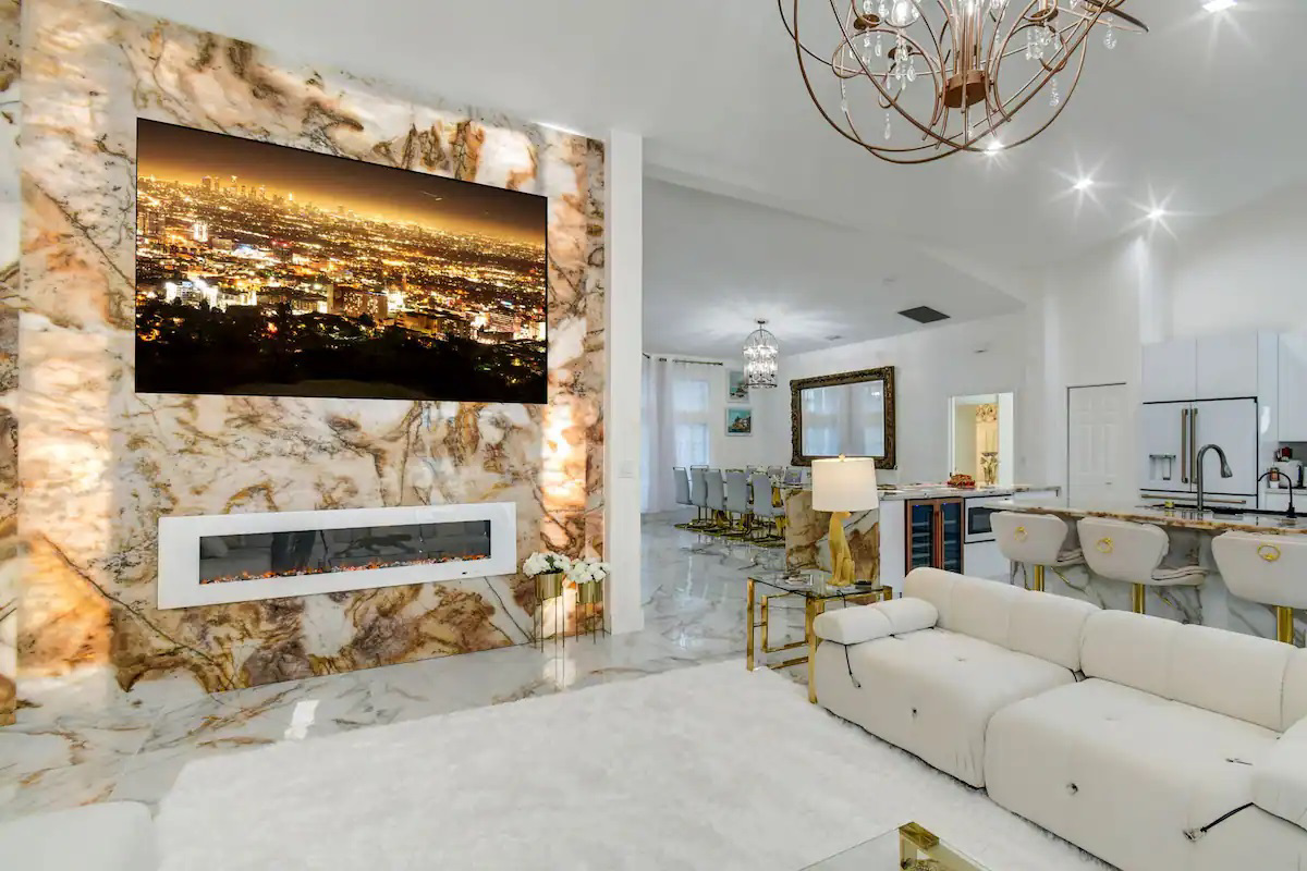 System.Collections.Generic.List`1[BluePillow.Application.SearchEngine.Dto.PhotoDto]?.ElementAt(0)?.Caption