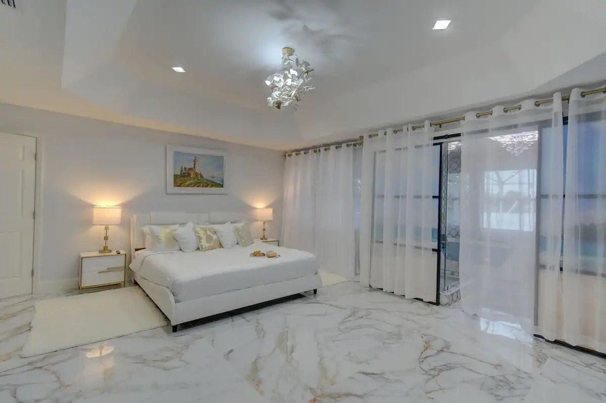 System.Collections.Generic.List`1[BluePillow.Application.SearchEngine.Dto.PhotoDto]?.ElementAt(1)?.Caption