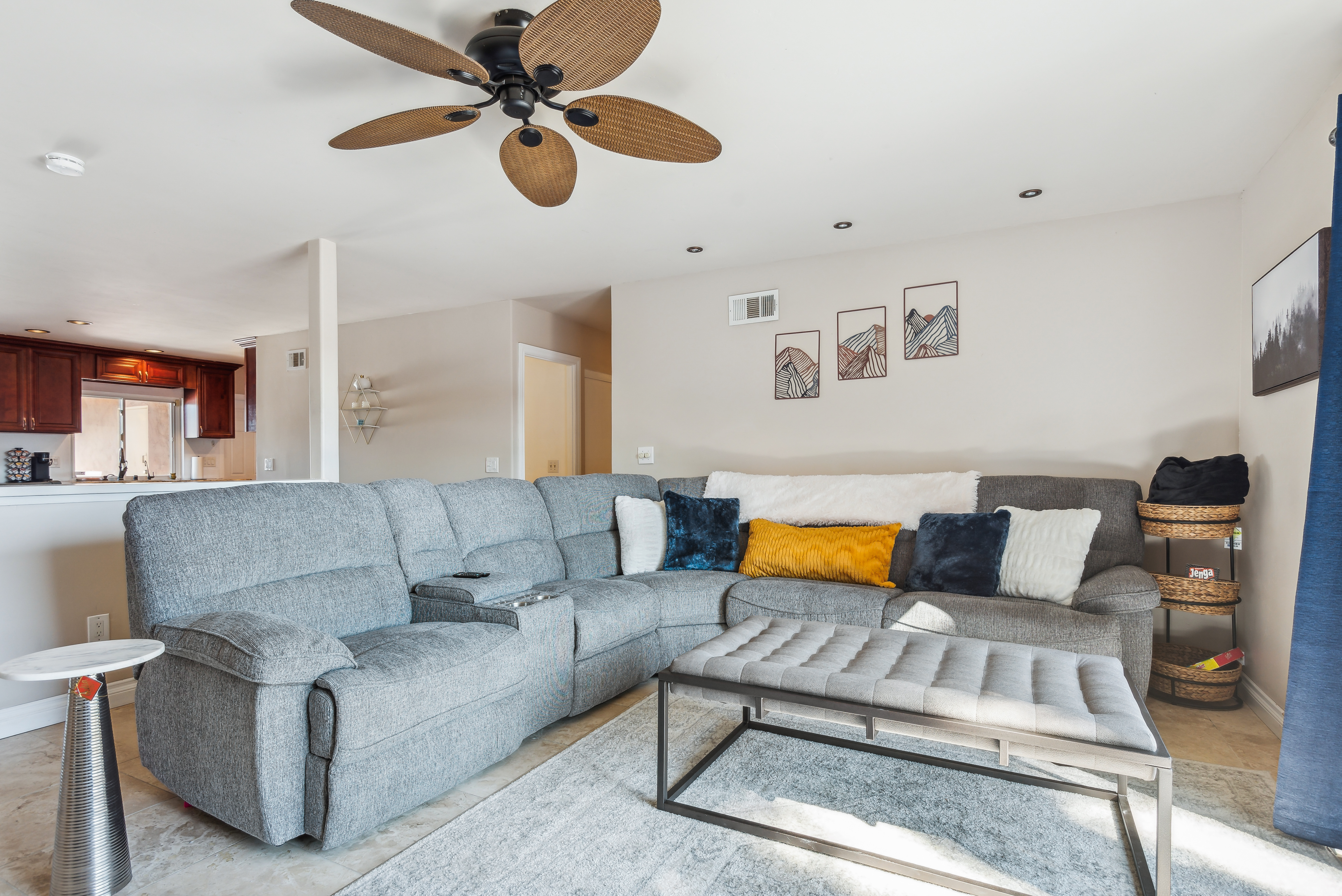 System.Collections.Generic.List`1[BluePillow.Application.SearchEngine.Dto.PhotoDto]?.ElementAt(1)?.Caption