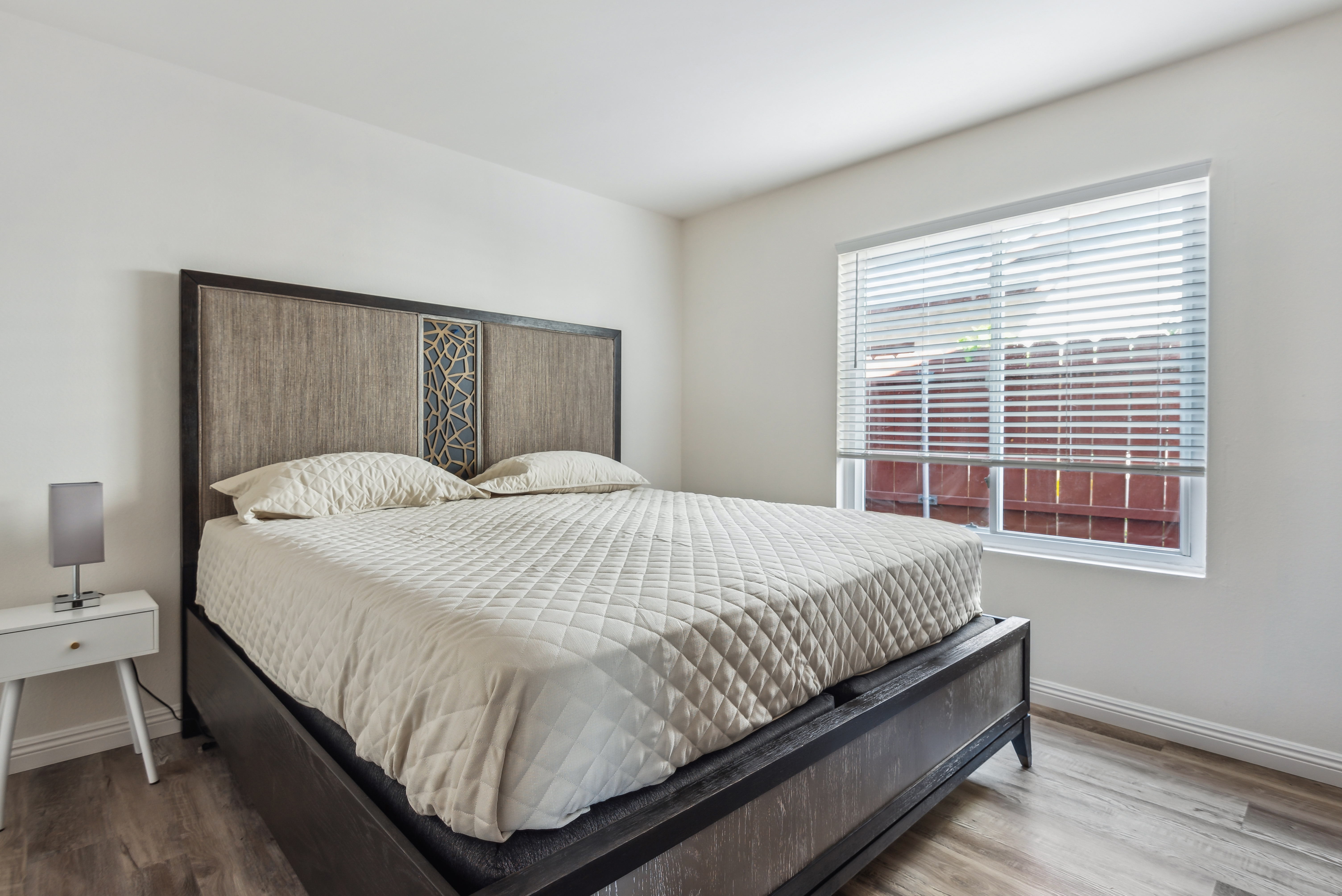 System.Collections.Generic.List`1[BluePillow.Application.SearchEngine.Dto.PhotoDto]?.ElementAt(3)?.Caption