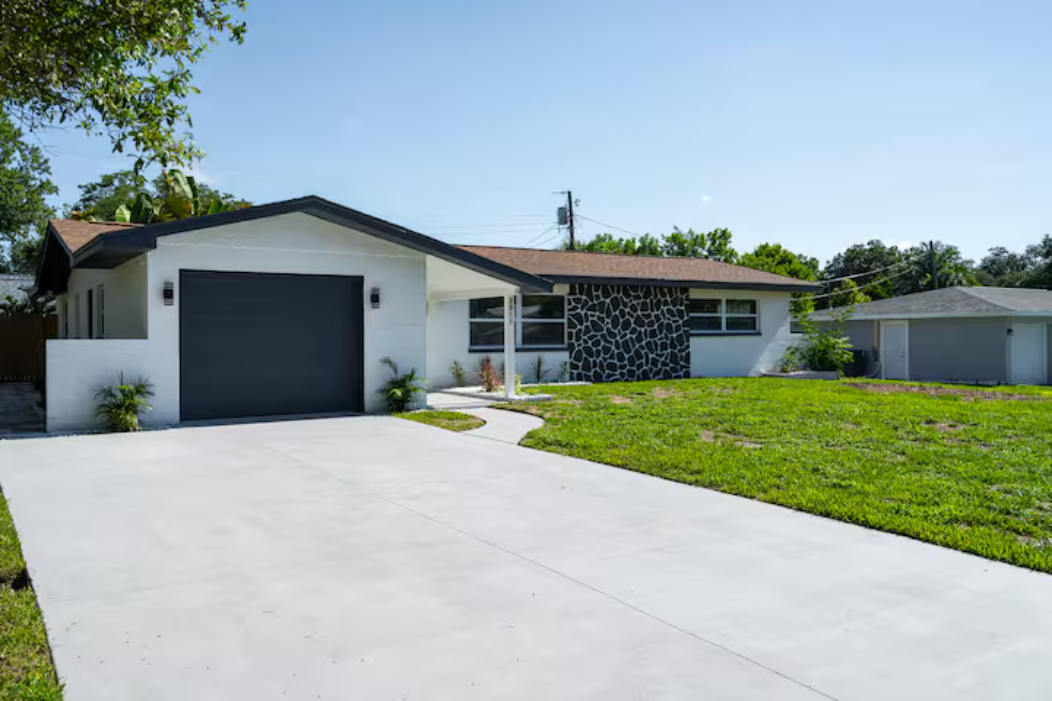 System.Collections.Generic.List`1[BluePillow.Application.SearchEngine.Dto.PhotoDto]?.ElementAt(0)?.Caption