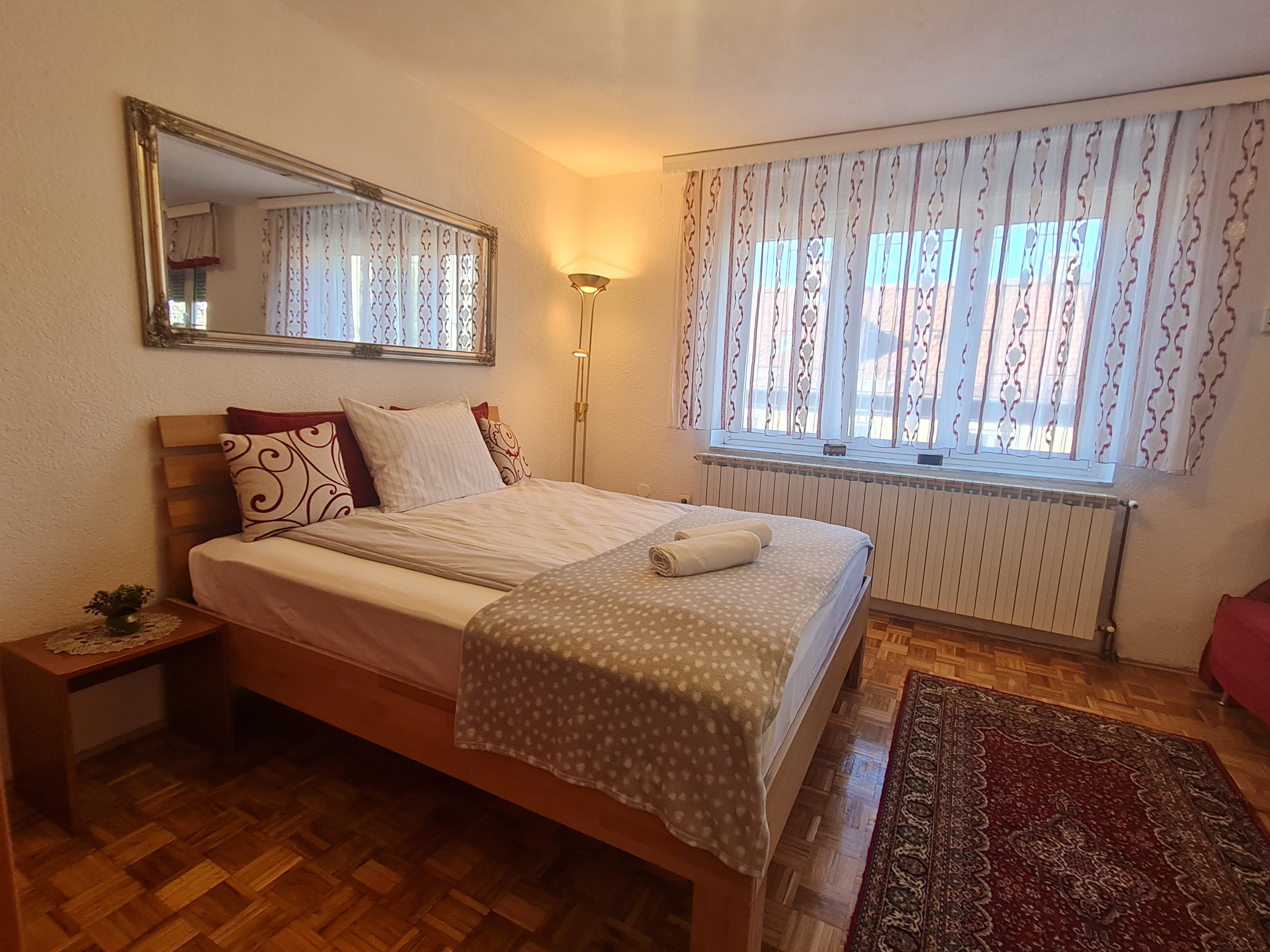 System.Collections.Generic.List`1[BluePillow.Application.SearchEngine.Dto.PhotoDto]?.ElementAt(1)?.Caption