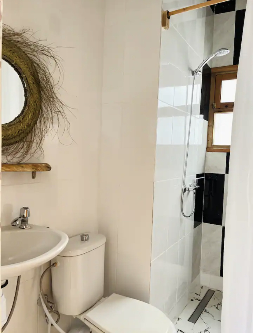 System.Collections.Generic.List`1[BluePillow.Application.SearchEngine.Dto.PhotoDto]?.ElementAt(2)?.Caption