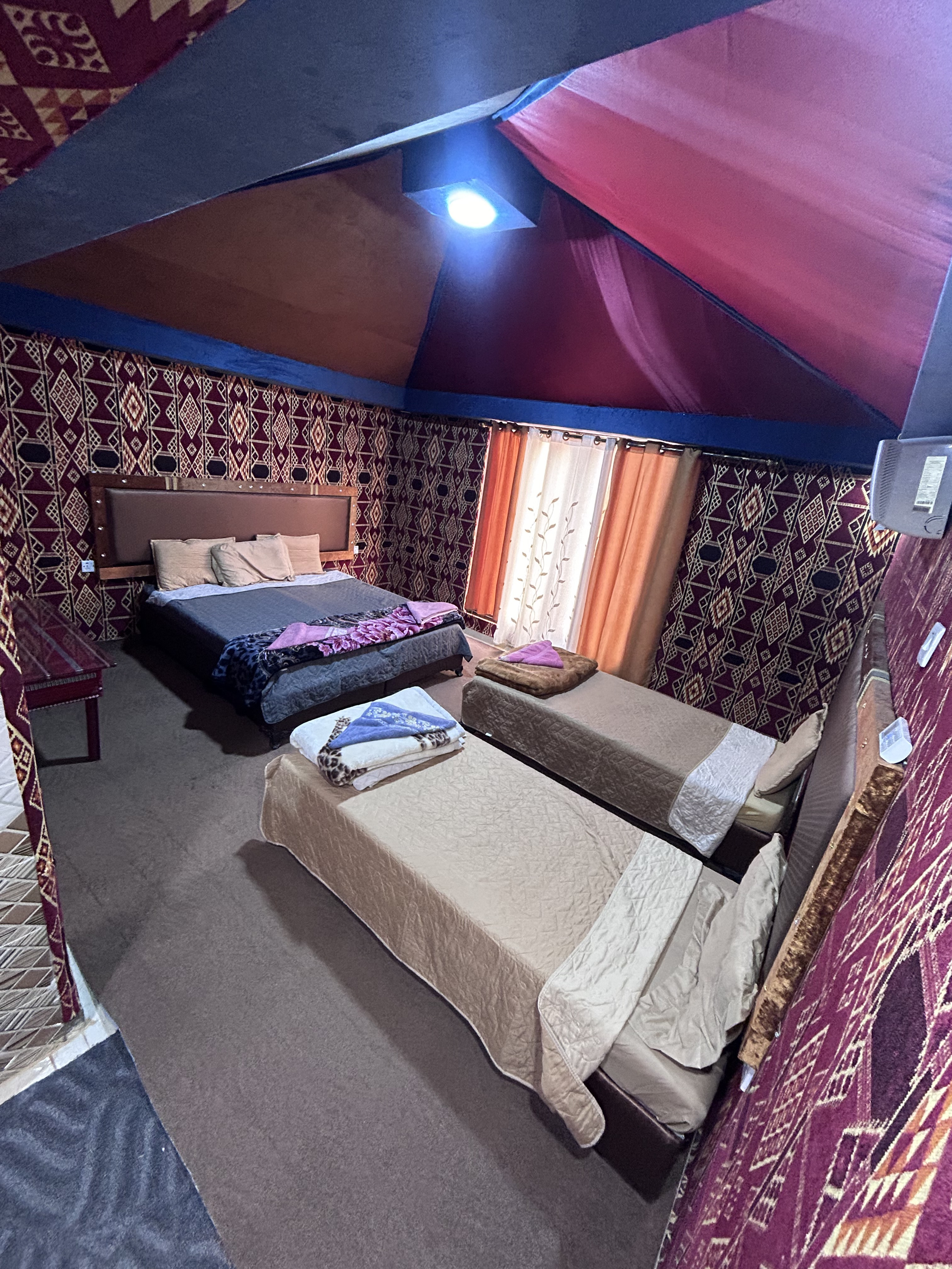 System.Collections.Generic.List`1[BluePillow.Application.SearchEngine.Dto.PhotoDto]?.ElementAt(0)?.Caption