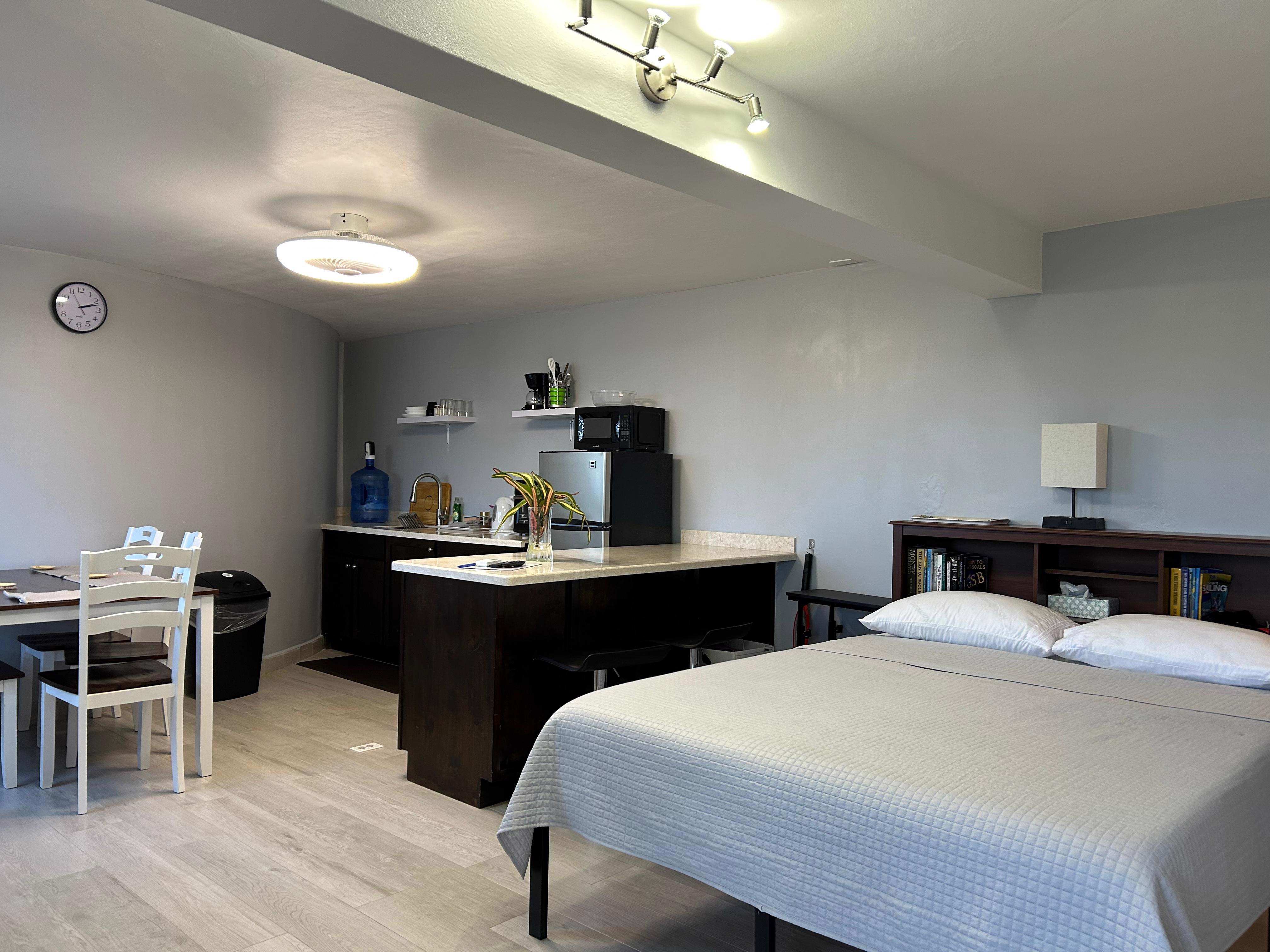 System.Collections.Generic.List`1[BluePillow.Application.SearchEngine.Dto.PhotoDto]?.ElementAt(0)?.Caption