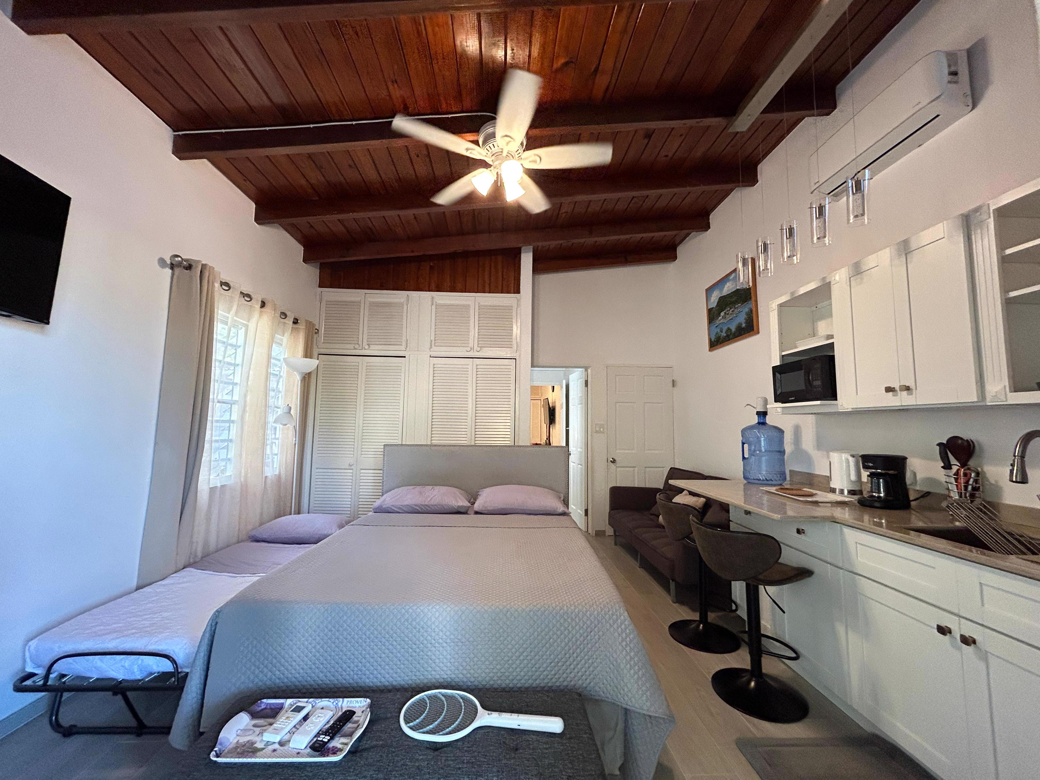 System.Collections.Generic.List`1[BluePillow.Application.SearchEngine.Dto.PhotoDto]?.ElementAt(1)?.Caption