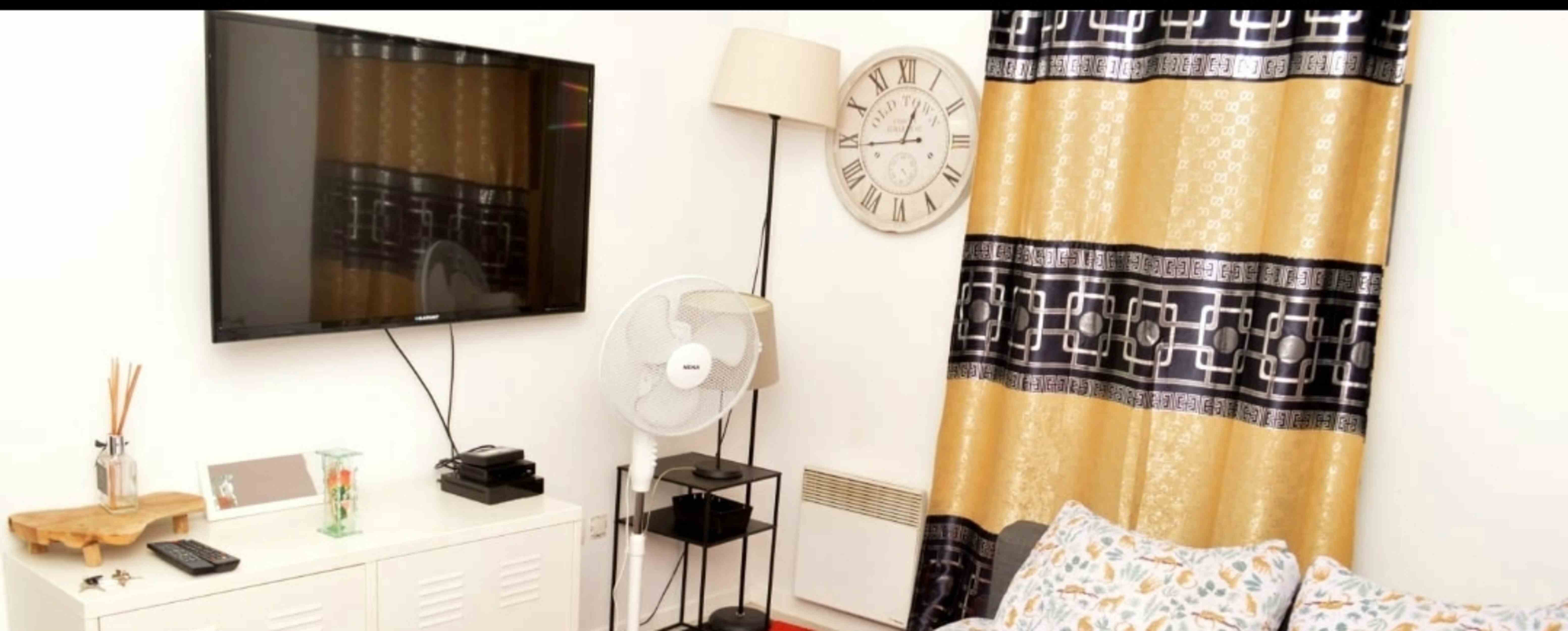 System.Collections.Generic.List`1[BluePillow.Application.SearchEngine.Dto.PhotoDto]?.ElementAt(0)?.Caption