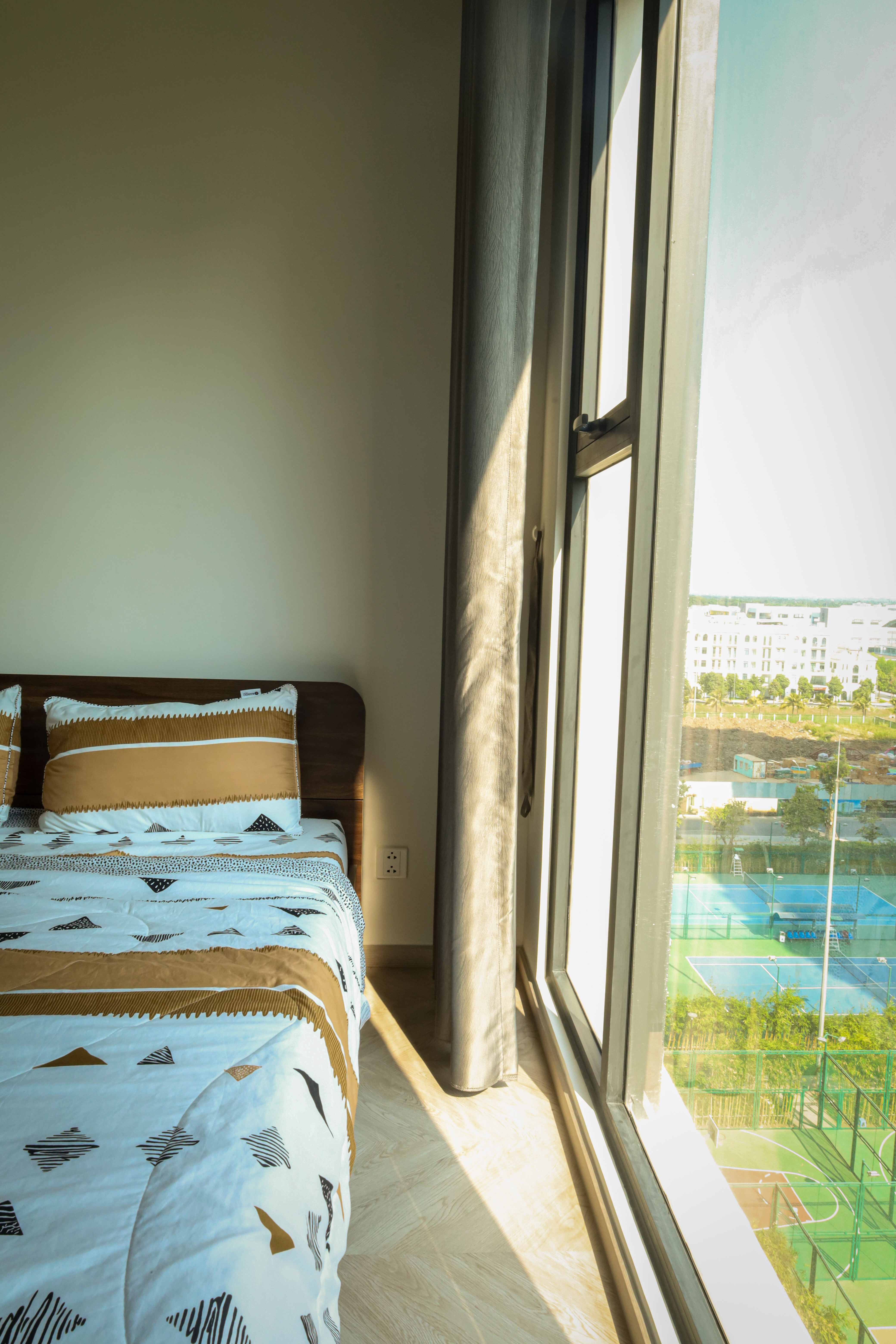 System.Collections.Generic.List`1[BluePillow.Application.SearchEngine.Dto.PhotoDto]?.ElementAt(3)?.Caption