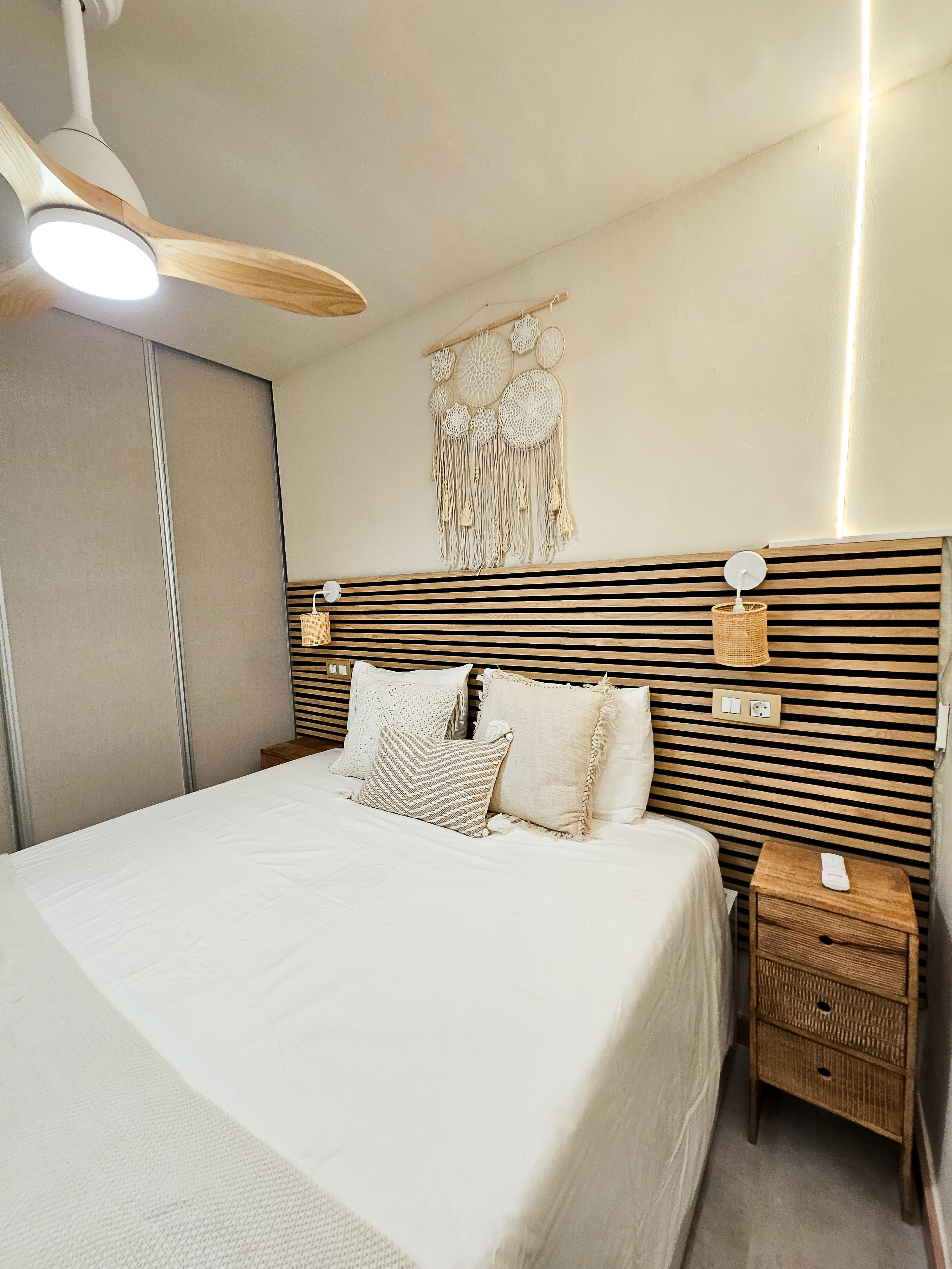 System.Collections.Generic.List`1[BluePillow.Application.SearchEngine.Dto.PhotoDto]?.ElementAt(2)?.Caption