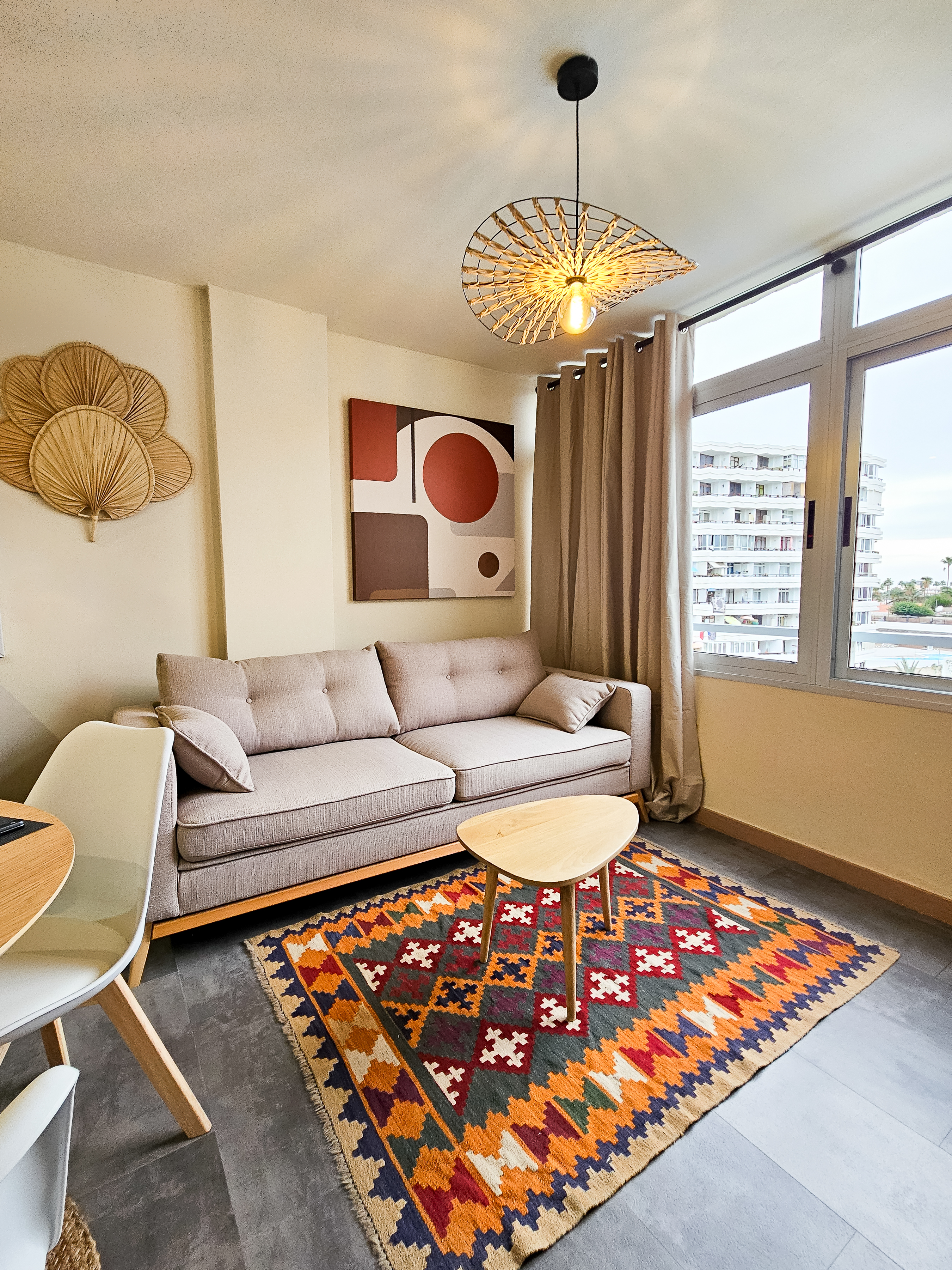 System.Collections.Generic.List`1[BluePillow.Application.SearchEngine.Dto.PhotoDto]?.ElementAt(1)?.Caption