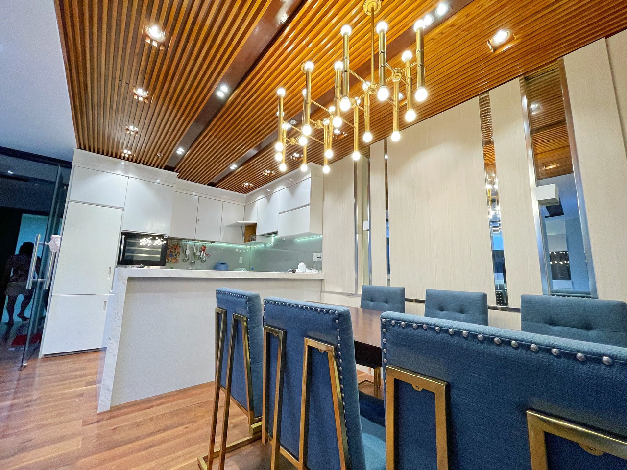 System.Collections.Generic.List`1[BluePillow.Application.SearchEngine.Dto.PhotoDto]?.ElementAt(3)?.Caption