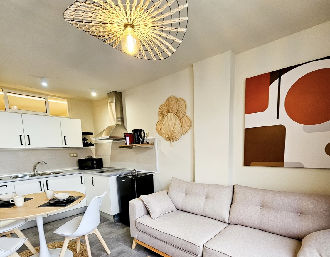 System.Collections.Generic.List`1[BluePillow.Application.SearchEngine.Dto.PhotoDto]?.ElementAt(3)?.Caption