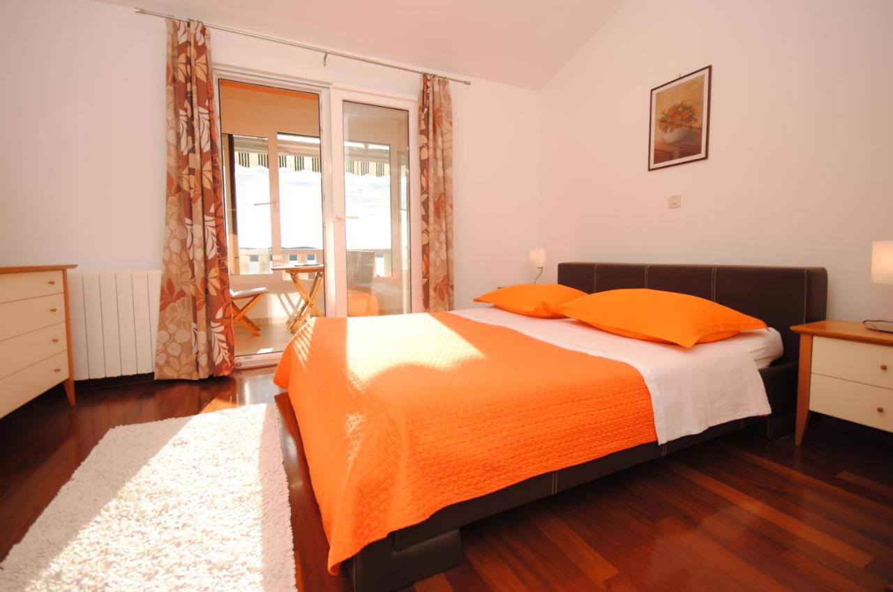 System.Collections.Generic.List`1[BluePillow.Application.SearchEngine.Dto.PhotoDto]?.ElementAt(3)?.Caption