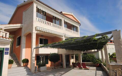 System.Collections.Generic.List`1[BluePillow.Application.SearchEngine.Dto.PhotoDto]?.ElementAt(1)?.Caption