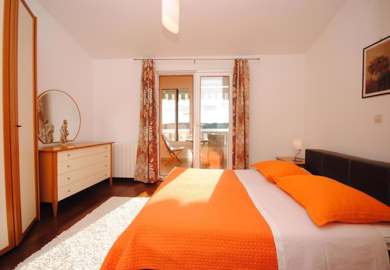 System.Collections.Generic.List`1[BluePillow.Application.SearchEngine.Dto.PhotoDto]?.ElementAt(2)?.Caption