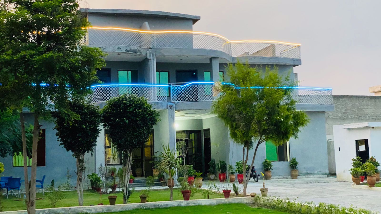 System.Collections.Generic.List`1[BluePillow.Application.SearchEngine.Dto.PhotoDto]?.ElementAt(0)?.Caption