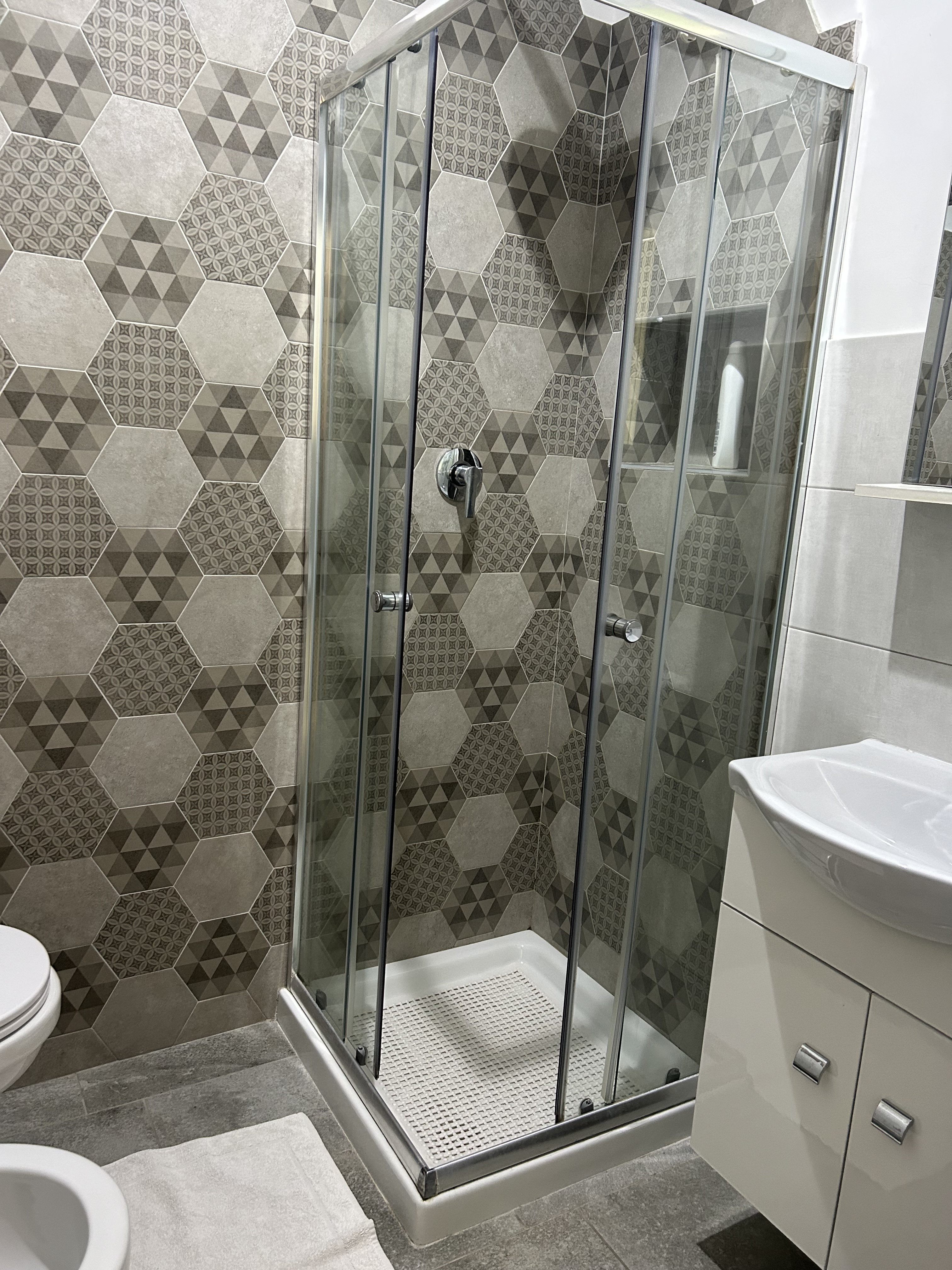 System.Collections.Generic.List`1[BluePillow.Application.SearchEngine.Dto.PhotoDto]?.ElementAt(3)?.Caption