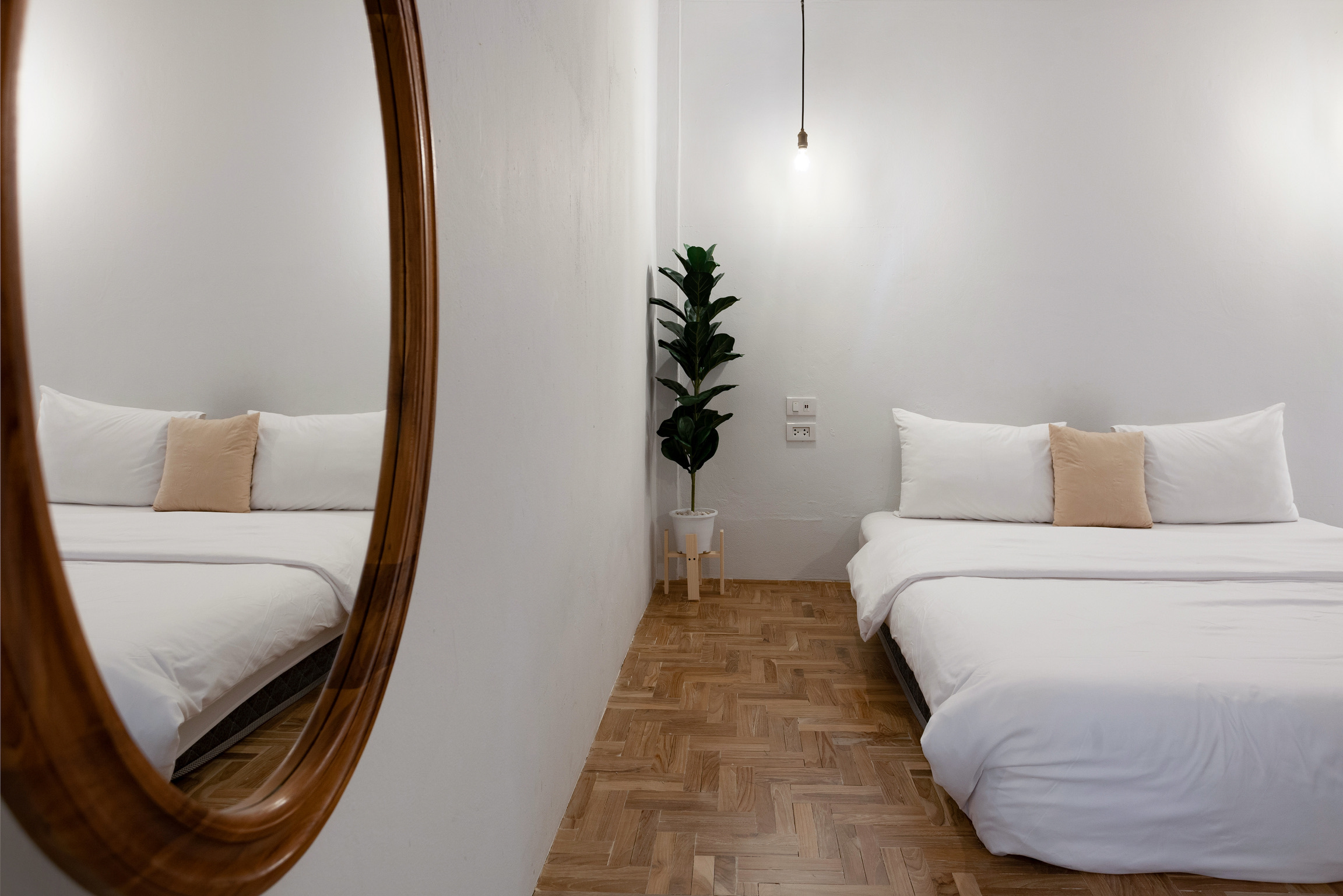 System.Collections.Generic.List`1[BluePillow.Application.SearchEngine.Dto.PhotoDto]?.ElementAt(3)?.Caption