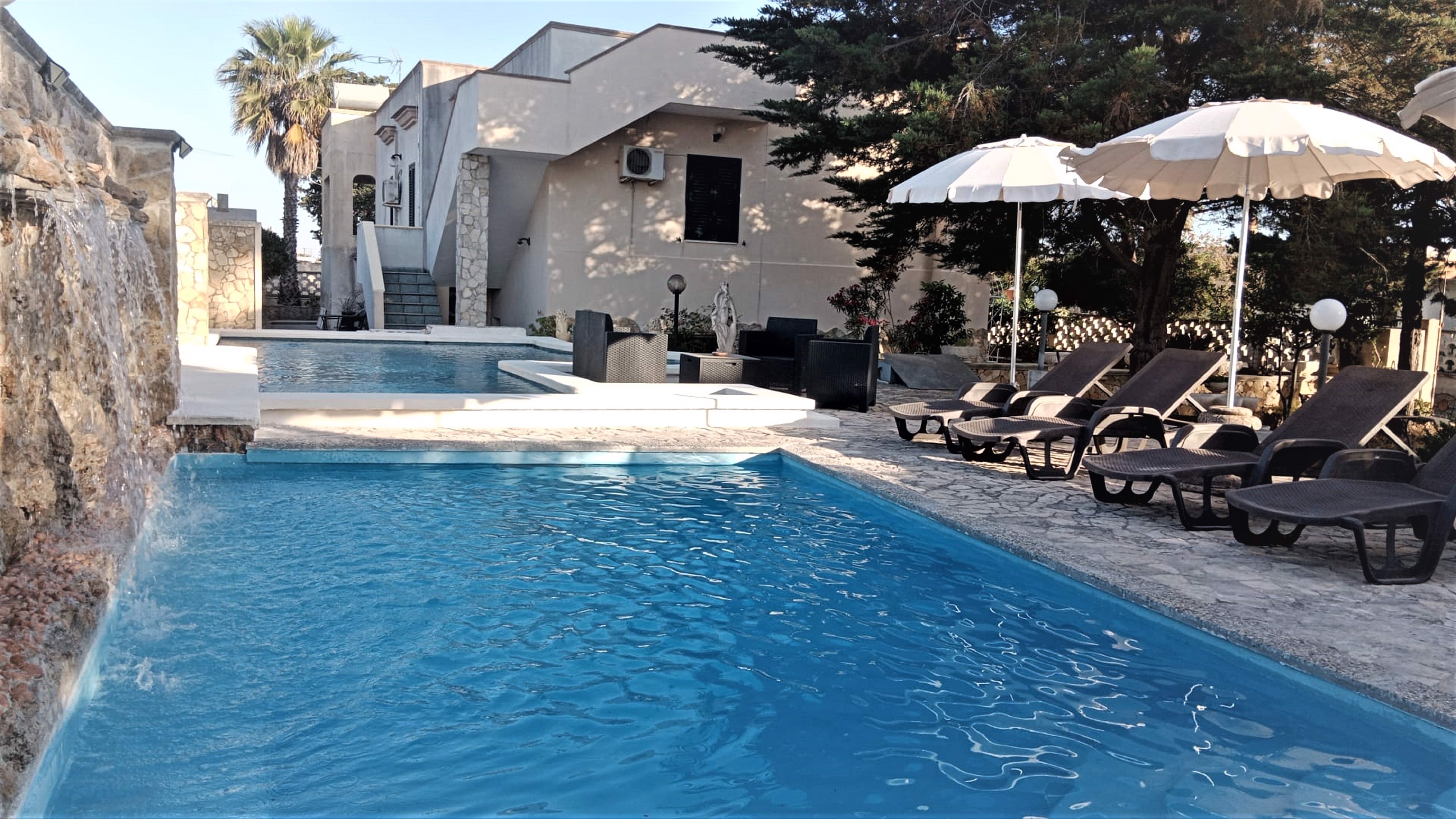 System.Collections.Generic.List`1[BluePillow.Application.SearchEngine.Dto.PhotoDto]?.ElementAt(0)?.Caption