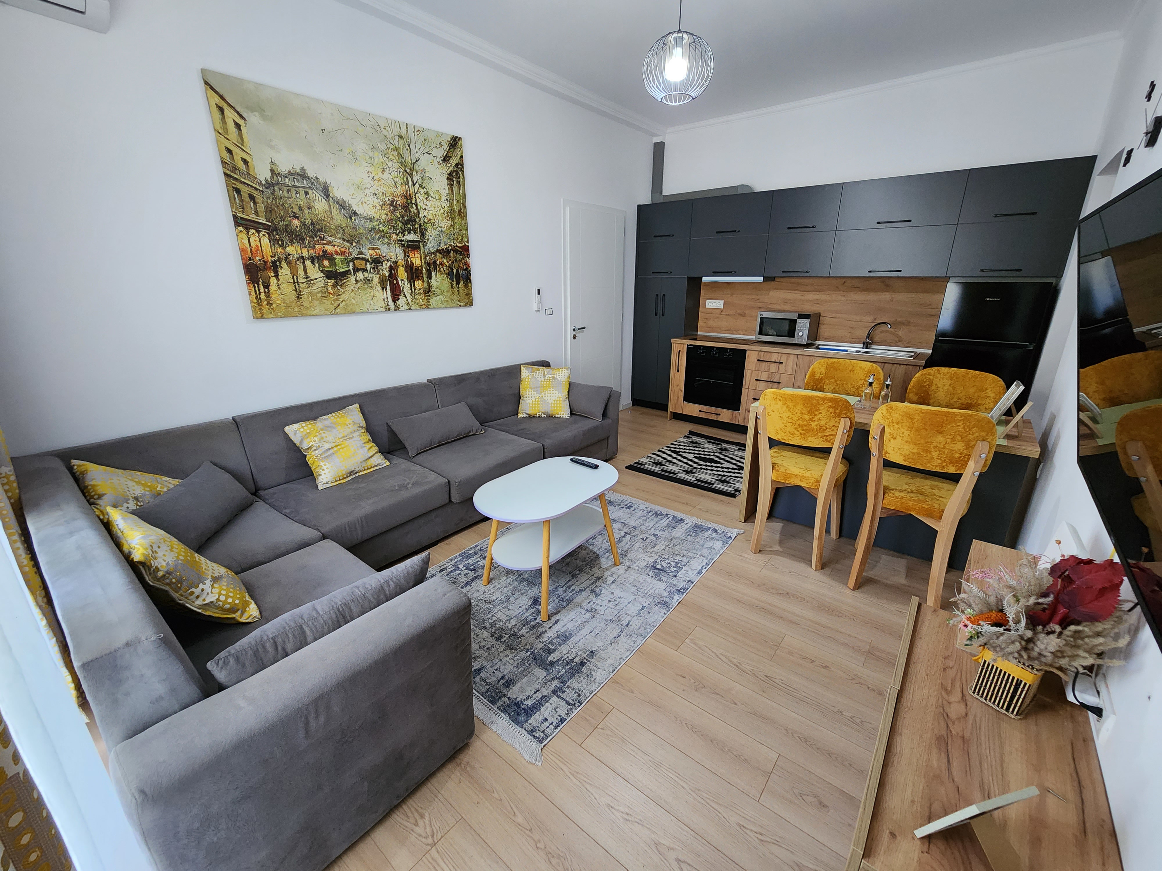 System.Collections.Generic.List`1[BluePillow.Application.SearchEngine.Dto.PhotoDto]?.ElementAt(3)?.Caption