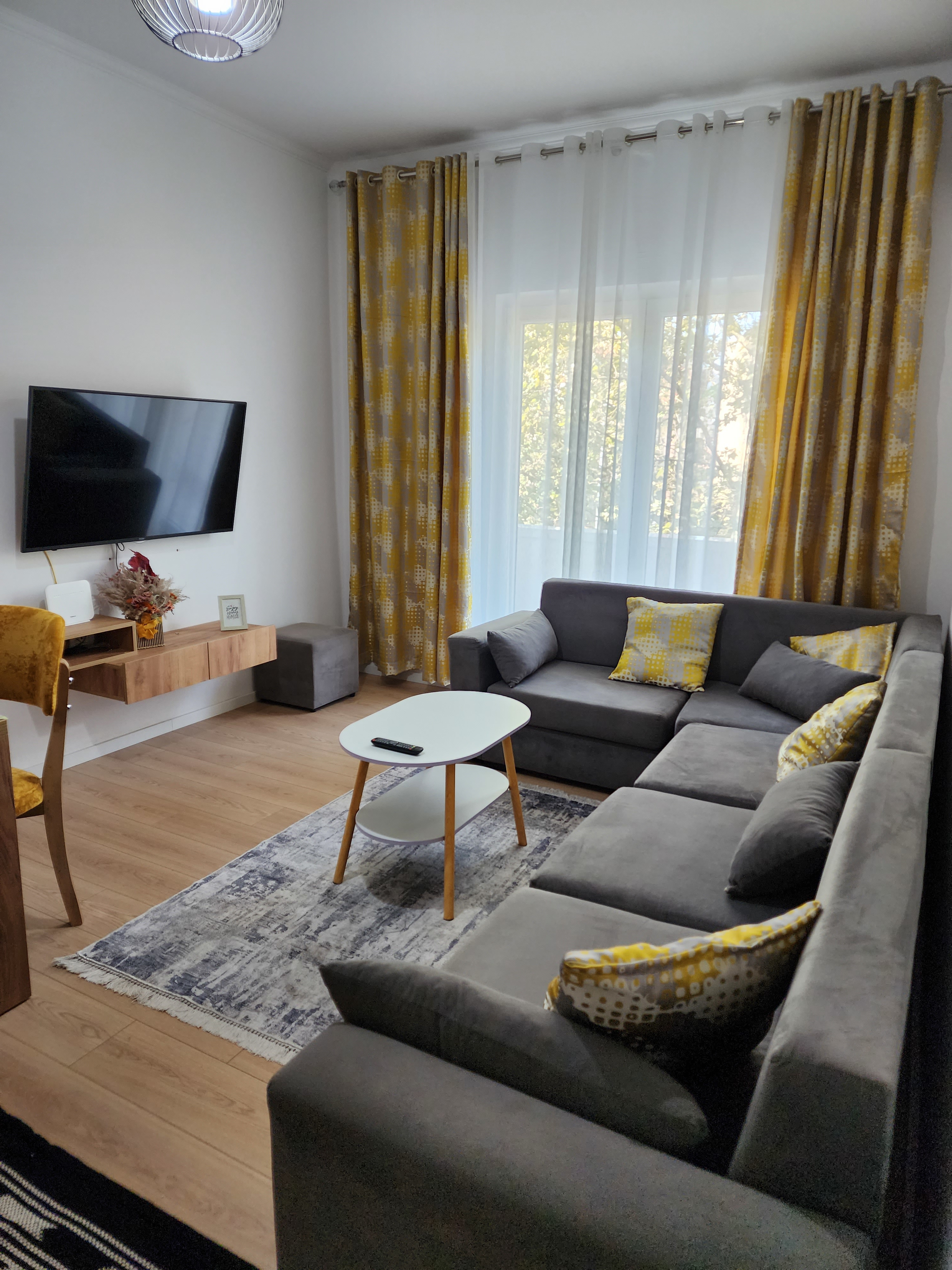 System.Collections.Generic.List`1[BluePillow.Application.SearchEngine.Dto.PhotoDto]?.ElementAt(1)?.Caption