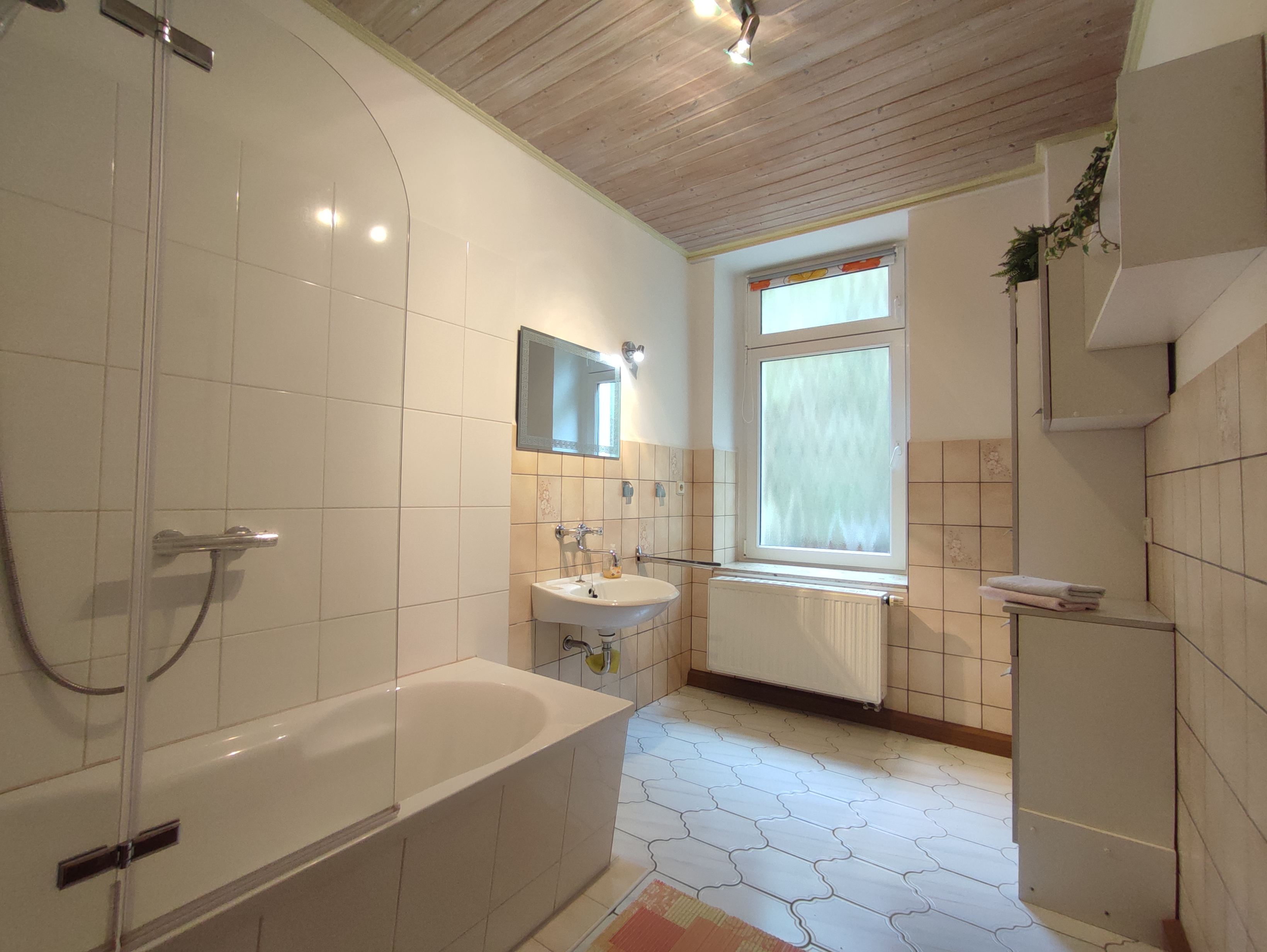 System.Collections.Generic.List`1[BluePillow.Application.SearchEngine.Dto.PhotoDto]?.ElementAt(3)?.Caption