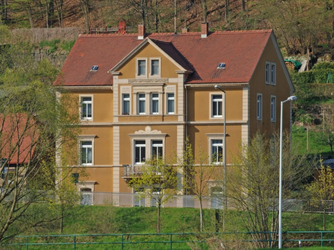 System.Collections.Generic.List`1[BluePillow.Application.SearchEngine.Dto.PhotoDto]?.ElementAt(0)?.Caption