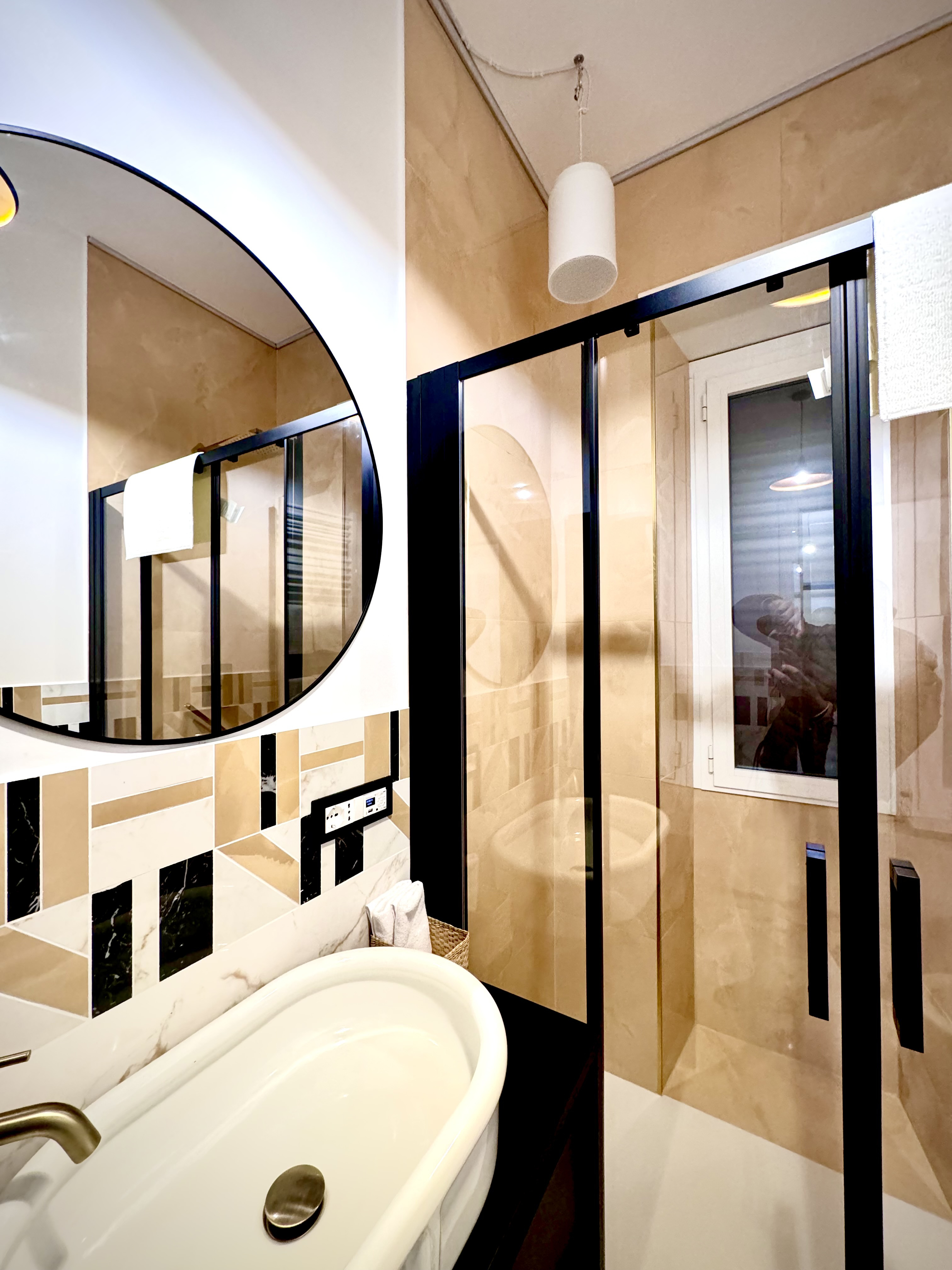 System.Collections.Generic.List`1[BluePillow.Application.SearchEngine.Dto.PhotoDto]?.ElementAt(3)?.Caption